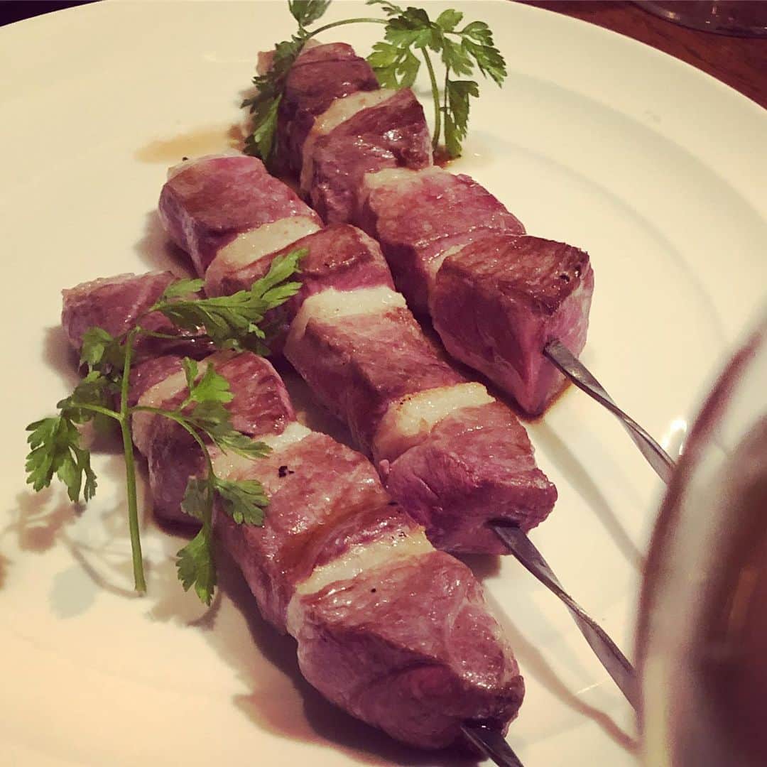 鈴木央紹のインスタグラム：「なかなか食べれない河内鴨の専門店。 串焼きにレアカツ。どちらも鴨ロース。 美味かった！ #河内鴨 #レアカツ #ヒサログ #大阪福島グルメ」