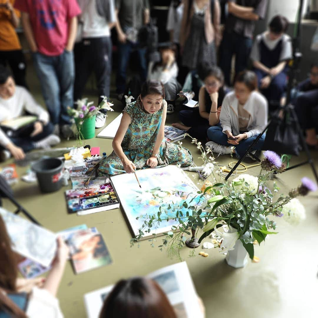 東京造形大学 Tokyo Zokei Universityさんのインスタグラム写真 - (東京造形大学 Tokyo Zokei UniversityInstagram)「_ 画家の永山裕子氏によるゲストレクチャー。 永山氏が普段使っているパレットや筆から生み出されていく水彩画の制作を、間近で見せていただきました。 ・ #東京造形大学 #アート #美術 #美術大学 #大学 #授業 #美大 #水彩画 #絵画 #tokyozokeiuniversity #arts #design #artuniversity #watercolor #painting」7月17日 11時05分 - tokyo_zokei_univ_official