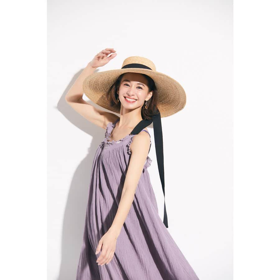 朝倉 豊のインスタグラム：「【カバー／中面企画「イナトモ目線」】 @karadani_iikoto 9月号 photo: @sannomiyamotofumi  model: @ina_tomo  hairmake: #川村友子 氏 #mywork ※詳細は誌面にて」