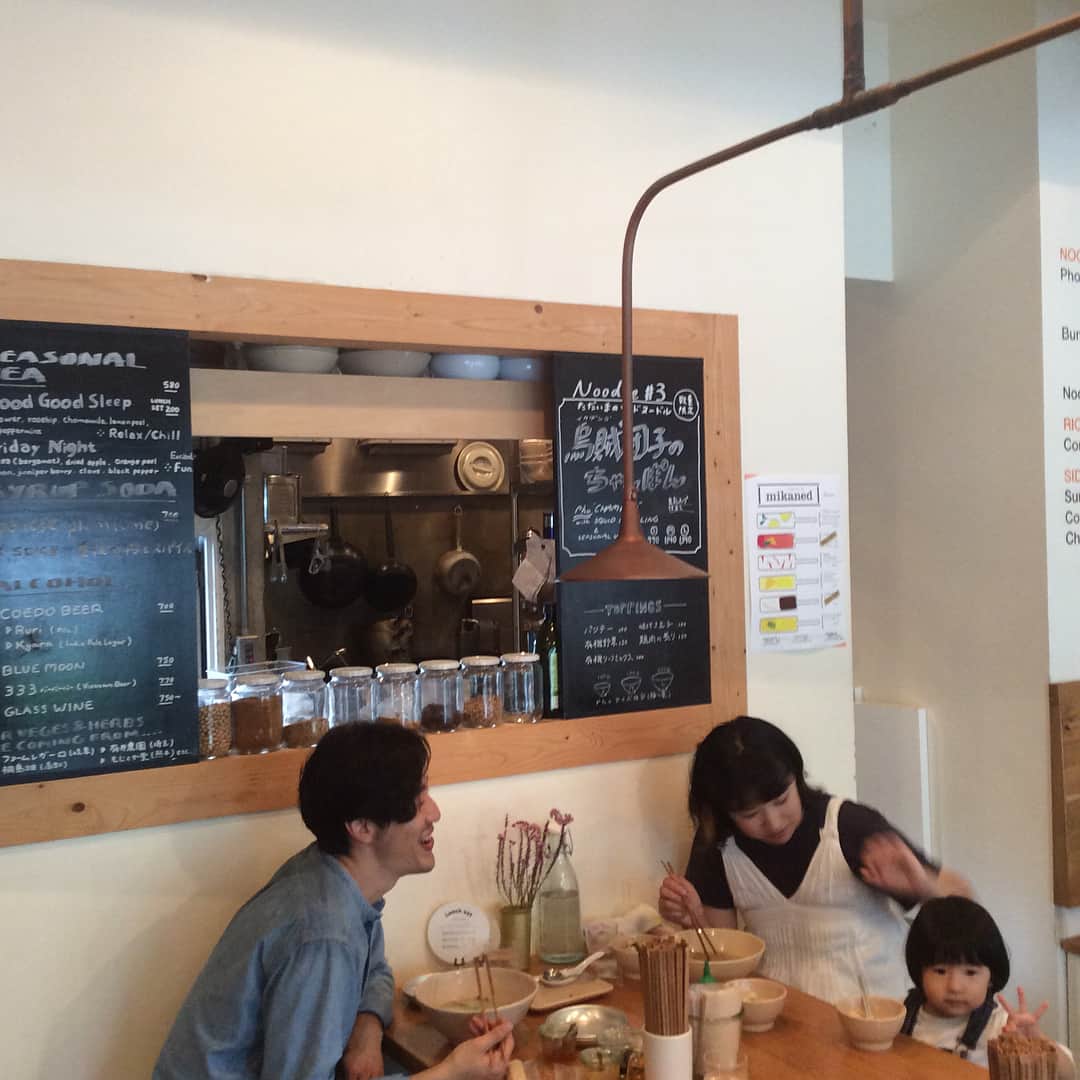 のインスタグラム：「say hi to lovely sunny wednesday 🌤---todays recommend : chicken pho,pork bun(cold or warm),#3 pho champon 🏃‍♀️,small chicken/pork rice(lunch set),summer rolls for fine feathers,boiled 🥚/organic veges topping,homemade spicy ume soda and fruit ice pop by good neighbors fine foods label 🍨🍋🍊 こんにちは。お陽さまが次第に顔を覗かせて、きょうは湿度は高いですが雨傘の必要はなさそうです。 本日のおすすめは「鶏肉のフォー」「豚肉とレモングラスのブン 細麺甘酢ダレ 冷/太麺お醤油ダレ 温」「烏賊団子 ヤングコーン 木耳 スナップ豌豆のちゃんぽんのフォー *豆乳スープ仕立て」「ミニチキンライス/ポークライス(ランチセット)」「生春巻き お野菜/🦐」「半熟味付き🥚/有機野菜トッピング」「自家製 愛媛の梅とスパイスのシロップソーダ」「mikaned : lemon curd & bisotti/tankan & thyme」です。 卓上の柑橘は 愛媛 中の島の無農薬檸檬です。 フォーのスープでしっとりと炊き上げたジャスミンライスに 炙りチキン、きゅうり、パクチーをのせた優しいチキンライスは ちいさなお子さまにもぴったりのメニューです。 (パクチーなしでもご提供出来ますので お気軽にスタッフまでお声かけ下さいませ🌿) また メニューには載っておりませんが、フォーのスープの単品もご用意しております。(pic 2) ミニスープ&ミニライスのお組み合わせもおすすめです。 本日も🕦よりopen 中休みなしで 7:30pmのオーダーストップまで開店致します。 to go boxもおひとつから承ります。 期日前投票の行き帰りや、お仕事の合間のエネルギー補給 cc8thとの梯子、新たな旅立ちの前に 原宿 千駄ヶ谷 北参道方面にお越しの際は お立ち寄り下さいませ。 todays opening bgm 📻sola from"being human in public"(2018) jessie reyez スタッフ一同 🐇🎈✊️ #sendagayacrossings」