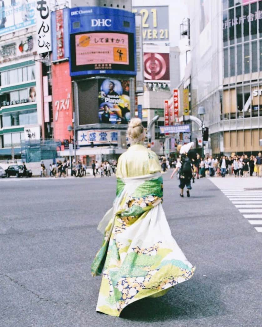 ペティート・メラーさんのインスタグラム写真 - (ペティート・メラーInstagram)「"I love the music plays on the streets of Tokyo, its like walking in a fantasy fairytale movie, My 👂🏼 is my compass " @perkmagazine」7月17日 11時30分 - petitemeller
