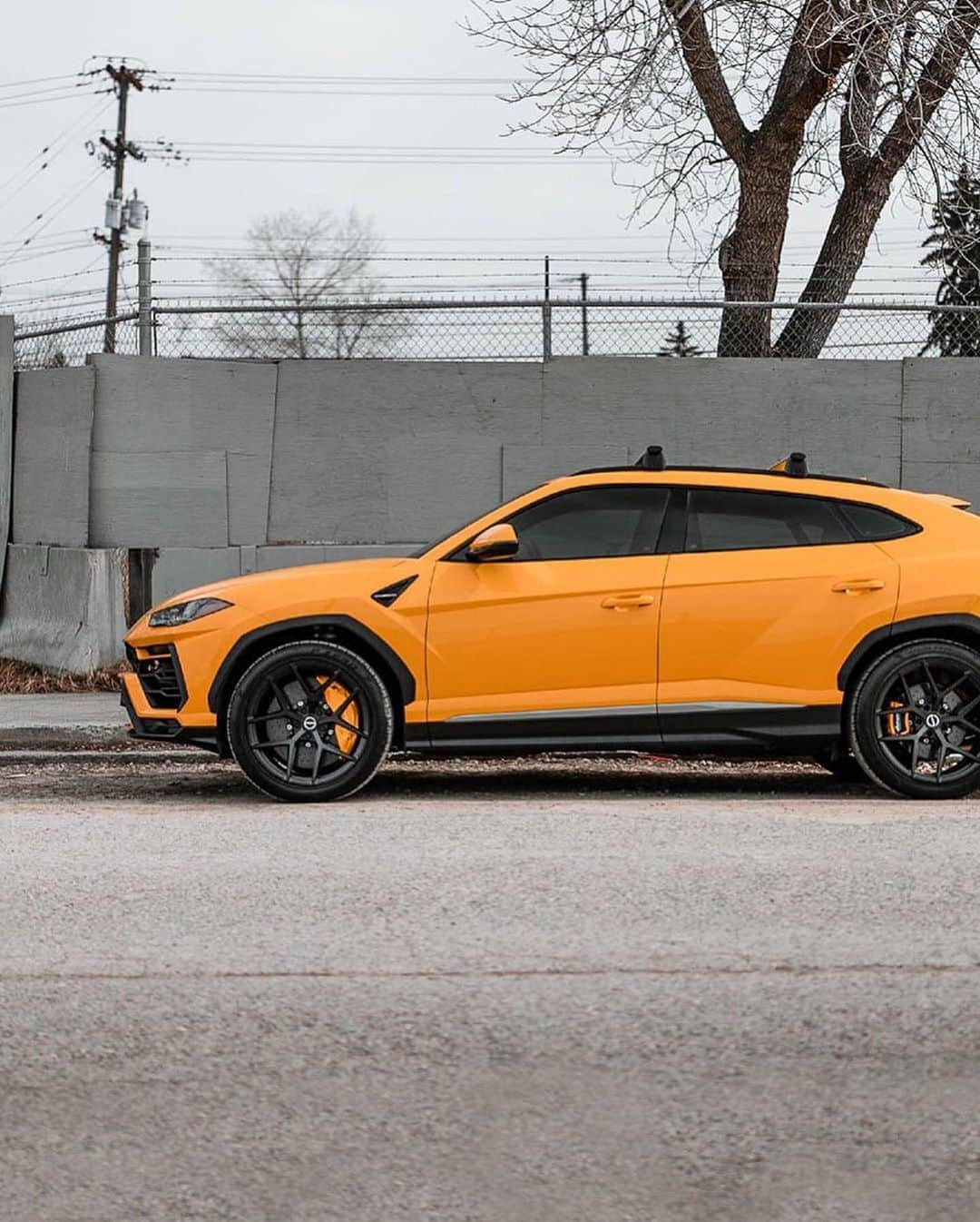 CARLiFESTYLEさんのインスタグラム写真 - (CARLiFESTYLEInstagram)「Thoughts on this color Urus? Lambo Urus fitted with @brixtonforged #carlifestyle」7月17日 11時35分 - carlifestyle