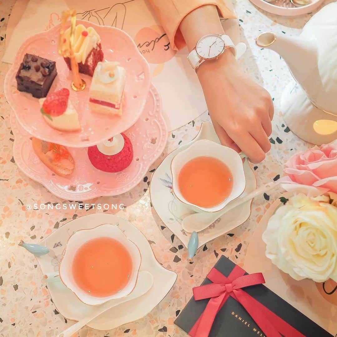 のインスタグラム：「． TEA TIME ☕️💕 ーーーーーーーーーーーーーーー 🧁🦢🍦🍰🐇🎂🕊☁️ @danielwellington เปิดตัวนาฬิการุ่นใหม่กับ the new Dover ที่มาพร้อมกับสายนาโต้สีขาวและกรอบนาฬิกาสีโรสโกลที่มีให้เลือกถึง3ไซส์ เข้าไปดูเลยตอนนี้ที่ www.danielwellington.com เพราะสั่งซื้อสินค้าจากทางเว็ปไซต์ตอนนี้รับส่วนลดทันที 15% เมื่อใช้โค้ด sweetsong19 แล้วยังส่งฟรีอีกด้วยฮะะ #DanielWellington #doverlaunchcampaign」