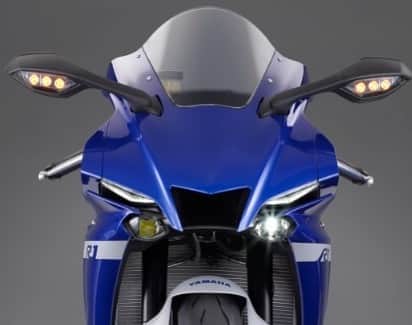 のインスタグラム：「#新R1 #エアロダイナミクス特性を高めた新デザインカウル #優れた空力特性を得るために #カウル形状を一新 #特に #上体を伏せた姿勢でライダーがカウルの中におさまるよう走行風の流れをコントロール #空気抵抗特性 を現行比で5.3％向上させました #外観もイメージチェンジ #次世代R #YZFR1 #design #イメチェン #face #顔」