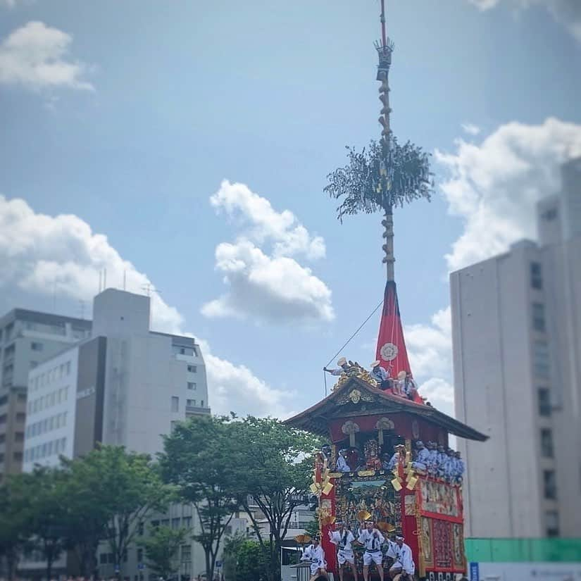 一保堂茶舗さんのインスタグラム写真 - (一保堂茶舗Instagram)「Today is the Yamaboko Junko of the Gion Matsuri Festival in Kyoto. The festival float moves around the city, displaying very traditional patterns and clothes, almost like a “moving museum”. #ippodotea #kyoto #gionfestival #yamabokojunko #山鉾巡行 #辻回し」7月17日 11時57分 - ippodotea