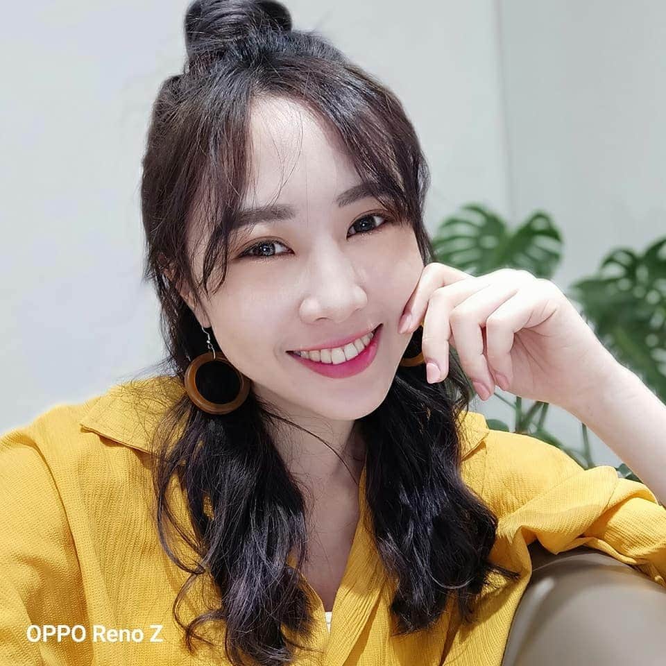 OPPOさんのインスタグラム写真 - (OPPOInstagram)「- 「唉唷那個光不太好啦」 「最近皮膚剛好比較差啦><」 ⠀⠀ ⠀⠀⠀⠀⠀⠀⠀⠀⠀⠀⠀⠀⠀ 你是「自拍理由姐」，自拍完總是花很多時間修修臉嗎？  有了OPPO Reno Z，你的美，不修圖，原圖直出就很OK！ ⠀⠀⠀⠀⠀ ⠀⠀⠀ ⠀⠀⠀⠀⠀⠀⠀⠀⠀⠀⠀⠀⠀⠀⠀⠀⠀ OPPO Reno Z內建 #3200萬畫素自拍鏡頭，搭配AI智慧美顏，透過採集臉部數百個特徵點，智能地學習專屬於你的美顏習慣，給你自然不做作的臉部修飾。 ⠀⠀⠀ ⠀⠀⠀⠀⠀⠀⠀⠀⠀⠀⠀⠀⠀⠀⠀⠀⠀ #OPPORenoZ #給你一個愛上OPPORenoZ的理由 #不用再當自拍理由姐啦～」7月17日 11時53分 - oppo_taiwan