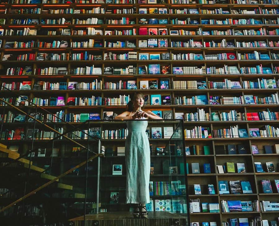 ハミ さんのインスタグラム写真 - (ハミ Instagram)「・ 素敵な場所での印象派ポートレート📷✨ ・ ・ Photo : @mt_portrait  Flower & accessory : @momo19870209  Styling : @hami0519 ・ ・ 金曜日はshibuya-crossfm 『渋谷女子企画』✨ 私と萌ちゃんの卒業回です💐 ・ 公開生放送なので、ぜひ遊びに来て下さいね😊🌈 ・ ・ ・ ・ ・ #osaka #shooting #💐」7月17日 12時00分 - hami0519