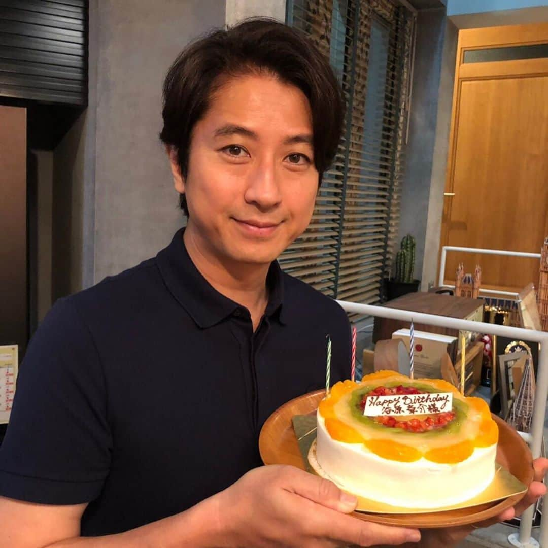 日本テレビ「偽装不倫」さんのインスタグラム写真 - (日本テレビ「偽装不倫」Instagram)「‪先日、収録現場で #谷原章介 さんの誕生日をお祝いしました🎂🎉‬﻿ 記念撮影中、賢治役の谷原さんが妻・葉子(#仲間由紀恵)の不倫相手・風太を演じる #瀬戸利樹 さんをキッとにらみ(笑)、スタジオは爆笑の渦に‼️﻿ その瞬間をとらえた写真がこちら✨😂﻿ ﻿ #偽装不倫 #第2話 #今夜10時﻿ #伊沢弘 #朝加真由美﻿ #日テレ #水ドラ﻿ #YLAB #LINEマンガ #文藝春秋﻿ #東村アキコ﻿ ﻿ ★公式HPに、谷原さん誕生日お祝いの詳細レポートを公開中👇﻿ https://www.ntv.co.jp/gisouhurin/articles/242jxgdp2zvegnxujb1.html」7月17日 12時01分 - gisou_ntv