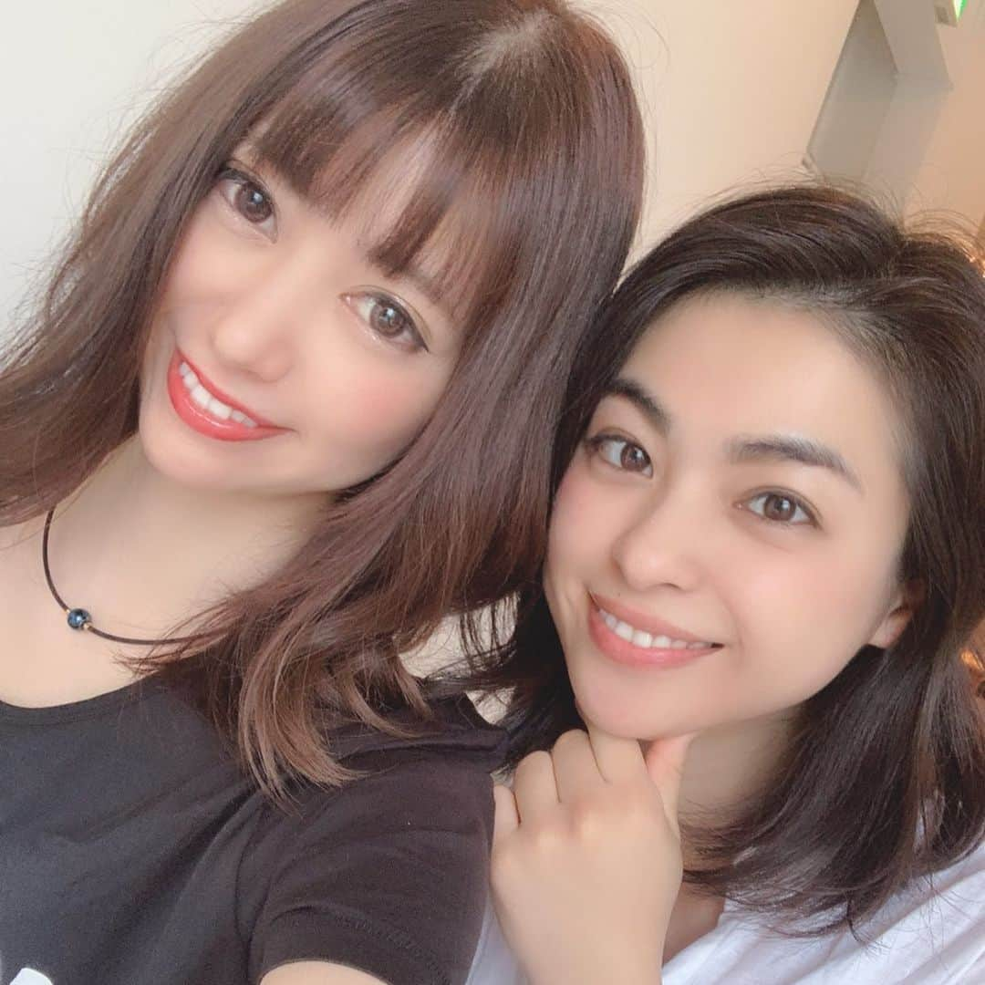 安森彩那さんのインスタグラム写真 - (安森彩那Instagram)「Happy Birthday Liz☆.｡.:*・ LIZとはアイドル時代からグループとチームが一緒でそこからもう6年が経った。月日というものはホントに早い！ ‘ 3日だけ同い歳！ ’て話してたわ(笑) - グループ内はリズ、リナコンビはよく「うるさい」て離されてたけど私も含め、みんなこのコンビが大好きだった(⁎˃ᴗ˂⁎)♥ホント芸人並の、ボケ(リズ)、ツッコミ(りな)でした！！ - グループ1の歌唱力を誇り、グループ1の乙女ちゃんが今や立派なママやけんね！！👏🏻✨尊敬する。 ‘ 30’突入を歌凜ちゃん🍼と一緒に迎えられ、神様からの最高のプレゼントとなったことでしょう( ⸝⸝⸝⁼̴́⌄⁼̴̀⸝⸝⸝)♥ (いつも成長楽しみにみてます♥) - 中々5人揃わないけど年内には揃って写真とりたいぜよ！ (もう年内とかいってる、こわ🤭) でもまだこのメンバーと繋がれてるて幸せよ。 相変わらずポリちゃん(元マネ)写真うまいし！！👏🏻 - りーちゃんお誕生日おめでとう(*´˘`*)♡この1年もニコハピシアワセルンティな日々を送れますように……🍀💓 ‪- - - - - - - - - - - - - - - - - ✄‬ #happybirthday  #happy #nicohapiruntty #東京 #tokyo #いばらぎ #きね #ていうネタよくやってたなー」7月17日 12時04分 - ayana.y_official