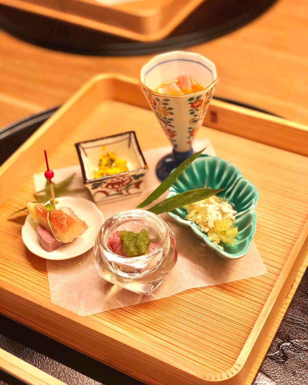 彩耶さんのインスタグラム写真 - (彩耶Instagram)「OPEN 一周年を迎えた  肉和食  月火水 木金土日 @fukushima_7days  さん にご招待頂きました✨ ・ お写真・動画もあるので 横に☝➡︎ SWIPE してね♡♡ ・ ・ 今回は 文月 料理長おまかせ『 極 』コースを頂きました。 ・ 本当に一品一品こだわりのあるお料理で、目にも美しく～✨お味も最高っ😋💕 ・ ・ どれも本当に美味しかったのですが、 『和牛と紀州鱧の雲丹しゃぶ』お口でとろけました🤤✨トリュフをた〜っぷりサービスして頂きましたので、さらに濃厚で風味豊かなお出汁になりました💛 ・ 一度、皆さんにも食べていただきたいっ🙈💕 ・ ・ 『いくらの土鍋ご飯』も魚介の旨味がたっぷり染み込んでいて、本当に美味〜😌💕 ・ ・ お店は、ジャズが流れる落ち着いた雰囲気✨✨ 心和む空間でゆったりと大人の時間を楽しめますよ。 ・ お店の方のお心遣い・対応も素晴らしくて〜😌✨ 人気店というのにも納得です✨ ・ また是非 伺いたいと思います(๑>◡<๑)💕 ・ ・ ・ 『肉和食  月火水木金土日』 大阪府大阪市福島区福島7-1-7 JR福島駅高架 ☎︎ 06-6147-5149 💻 http://www.opefac.com/store/7days/index.html ・ ・ ・ ⭐️文月 料理長おまかせ 『 極 』コース⭐️ ☑︎先付  和牛『ヒウチ』の炭炙り　牡丹海老 黄身醤油 ☑︎肉八寸　　グアンチャーレと蕃茄すり流し・糸瓜の鶏そぼろ餡掛け・帆立の和牛巻き・鴨ロース煮・無花果　和牛南京 ☑︎椀物  青さ仕立て　鮑 加賀太胡瓜 酢橘 ☑︎造里  和牛タン炙り刺し山葵卸  紀州鱧の湯引き焦がし梅肉 ☑︎凌ぎ  和牛と生雲丹の冷やし茶碗蒸し ☑︎揚物  熊本　和王牛『カイノミ』の天ぷら　サマートリュフ ☑︎焼物  熊本　和王牛『マルシン』の炭焼き ☑︎強肴  和牛と紀州鱧の雲丹しゃぶ ☑︎食事  いくらの土鍋御飯 ☑︎留碗  赤出汁 ☑︎甘味  白桃の新生姜煮 ・ ・ ・ #大阪#福島#肉懐石#月火水木金土日#yummy#肉和食#7days #モデル#model#神戸#kobe#インスタグラム#インスタ#instagram#インフルエンサー#インスタグラマー#私#me#フォロー#followme#フォローミー#お洒落さんと繋がりたい#ファッション#コーデ#fashion#いつかの私」7月17日 12時05分 - 3aya11