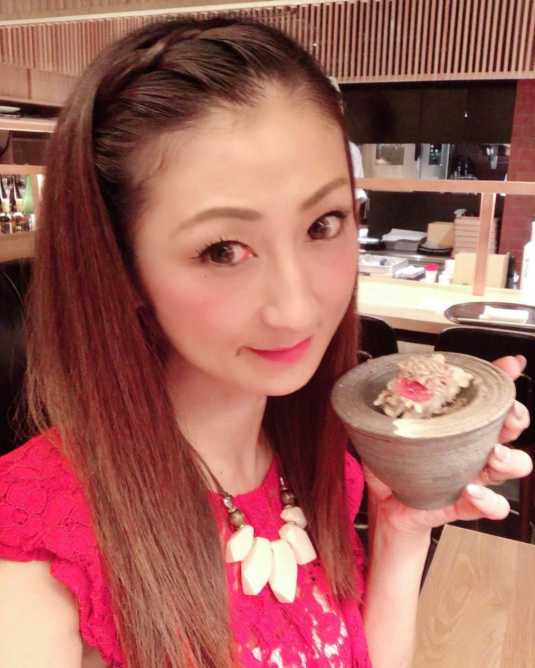 彩耶さんのインスタグラム写真 - (彩耶Instagram)「OPEN 一周年を迎えた  肉和食  月火水 木金土日 @fukushima_7days  さん にご招待頂きました✨ ・ お写真・動画もあるので 横に☝➡︎ SWIPE してね♡♡ ・ ・ 今回は 文月 料理長おまかせ『 極 』コースを頂きました。 ・ 本当に一品一品こだわりのあるお料理で、目にも美しく～✨お味も最高っ😋💕 ・ ・ どれも本当に美味しかったのですが、 『和牛と紀州鱧の雲丹しゃぶ』お口でとろけました🤤✨トリュフをた〜っぷりサービスして頂きましたので、さらに濃厚で風味豊かなお出汁になりました💛 ・ 一度、皆さんにも食べていただきたいっ🙈💕 ・ ・ 『いくらの土鍋ご飯』も魚介の旨味がたっぷり染み込んでいて、本当に美味〜😌💕 ・ ・ お店は、ジャズが流れる落ち着いた雰囲気✨✨ 心和む空間でゆったりと大人の時間を楽しめますよ。 ・ お店の方のお心遣い・対応も素晴らしくて〜😌✨ 人気店というのにも納得です✨ ・ また是非 伺いたいと思います(๑>◡<๑)💕 ・ ・ ・ 『肉和食  月火水木金土日』 大阪府大阪市福島区福島7-1-7 JR福島駅高架 ☎︎ 06-6147-5149 💻 http://www.opefac.com/store/7days/index.html ・ ・ ・ ⭐️文月 料理長おまかせ 『 極 』コース⭐️ ☑︎先付  和牛『ヒウチ』の炭炙り　牡丹海老 黄身醤油 ☑︎肉八寸　　グアンチャーレと蕃茄すり流し・糸瓜の鶏そぼろ餡掛け・帆立の和牛巻き・鴨ロース煮・無花果　和牛南京 ☑︎椀物  青さ仕立て　鮑 加賀太胡瓜 酢橘 ☑︎造里  和牛タン炙り刺し山葵卸  紀州鱧の湯引き焦がし梅肉 ☑︎凌ぎ  和牛と生雲丹の冷やし茶碗蒸し ☑︎揚物  熊本　和王牛『カイノミ』の天ぷら　サマートリュフ ☑︎焼物  熊本　和王牛『マルシン』の炭焼き ☑︎強肴  和牛と紀州鱧の雲丹しゃぶ ☑︎食事  いくらの土鍋御飯 ☑︎留碗  赤出汁 ☑︎甘味  白桃の新生姜煮 ・ ・ ・ #大阪#福島#肉懐石#月火水木金土日#yummy#肉和食#7days #モデル#model#神戸#kobe#インスタグラム#インスタ#instagram#インフルエンサー#インスタグラマー#私#me#フォロー#followme#フォローミー#お洒落さんと繋がりたい#ファッション#コーデ#fashion#いつかの私」7月17日 12時05分 - 3aya11