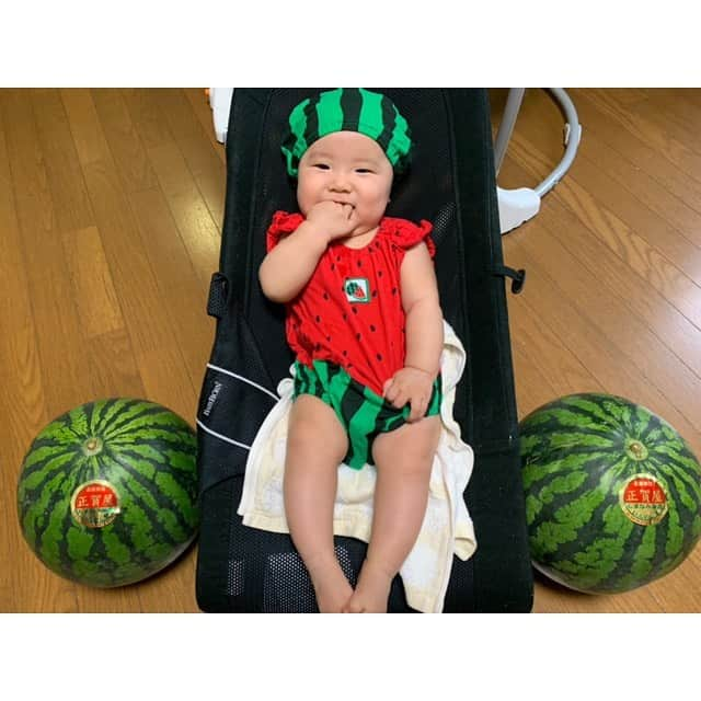 NON-Pさんのインスタグラム写真 - (NON-PInstagram)「丸々とした大きくて美味しそうなスイカが3つ🍉🍉🍉 ・ 地元の友達が、おうちで作ってるスイカを送ってくれました🍉🙏😍 リーボーさん、ありがとう‼️🙏😊 ・ 早速食べたら、甘くて美味しかった〜😋🍉 ユウシンはまだ食べれんから、ママのおっぱいから栄養もらっておくれ🤱🏻👶🏻🍉✨ ・ ・ #🍉 #スイカ #ジューシー #おいしい #hiroshima #innoshima #地元 #friend #ありがとう #👶🏻 #baby #boy #息子 #family #happy #smile  #友優心 #ゆうしん #yuushin #cute #🤱🏻 #おっぱい #家族 #papa #mama #宝物 #mylove #iloveyou #愛してる」7月17日 12時09分 - nonp_mam