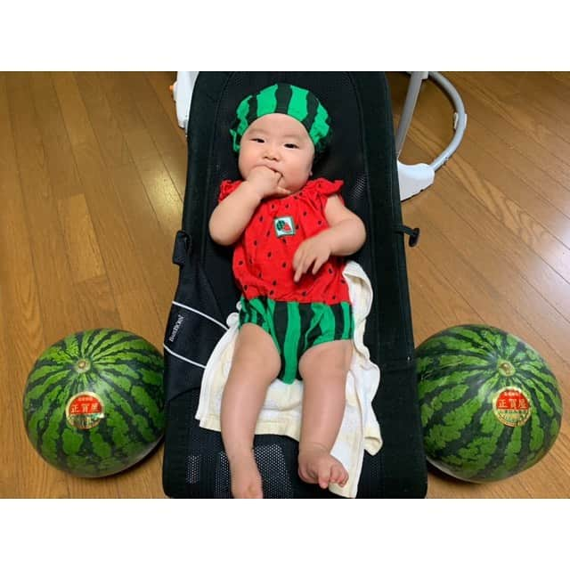 NON-Pさんのインスタグラム写真 - (NON-PInstagram)「丸々とした大きくて美味しそうなスイカが3つ🍉🍉🍉 ・ 地元の友達が、おうちで作ってるスイカを送ってくれました🍉🙏😍 リーボーさん、ありがとう‼️🙏😊 ・ 早速食べたら、甘くて美味しかった〜😋🍉 ユウシンはまだ食べれんから、ママのおっぱいから栄養もらっておくれ🤱🏻👶🏻🍉✨ ・ ・ #🍉 #スイカ #ジューシー #おいしい #hiroshima #innoshima #地元 #friend #ありがとう #👶🏻 #baby #boy #息子 #family #happy #smile  #友優心 #ゆうしん #yuushin #cute #🤱🏻 #おっぱい #家族 #papa #mama #宝物 #mylove #iloveyou #愛してる」7月17日 12時09分 - nonp_mam