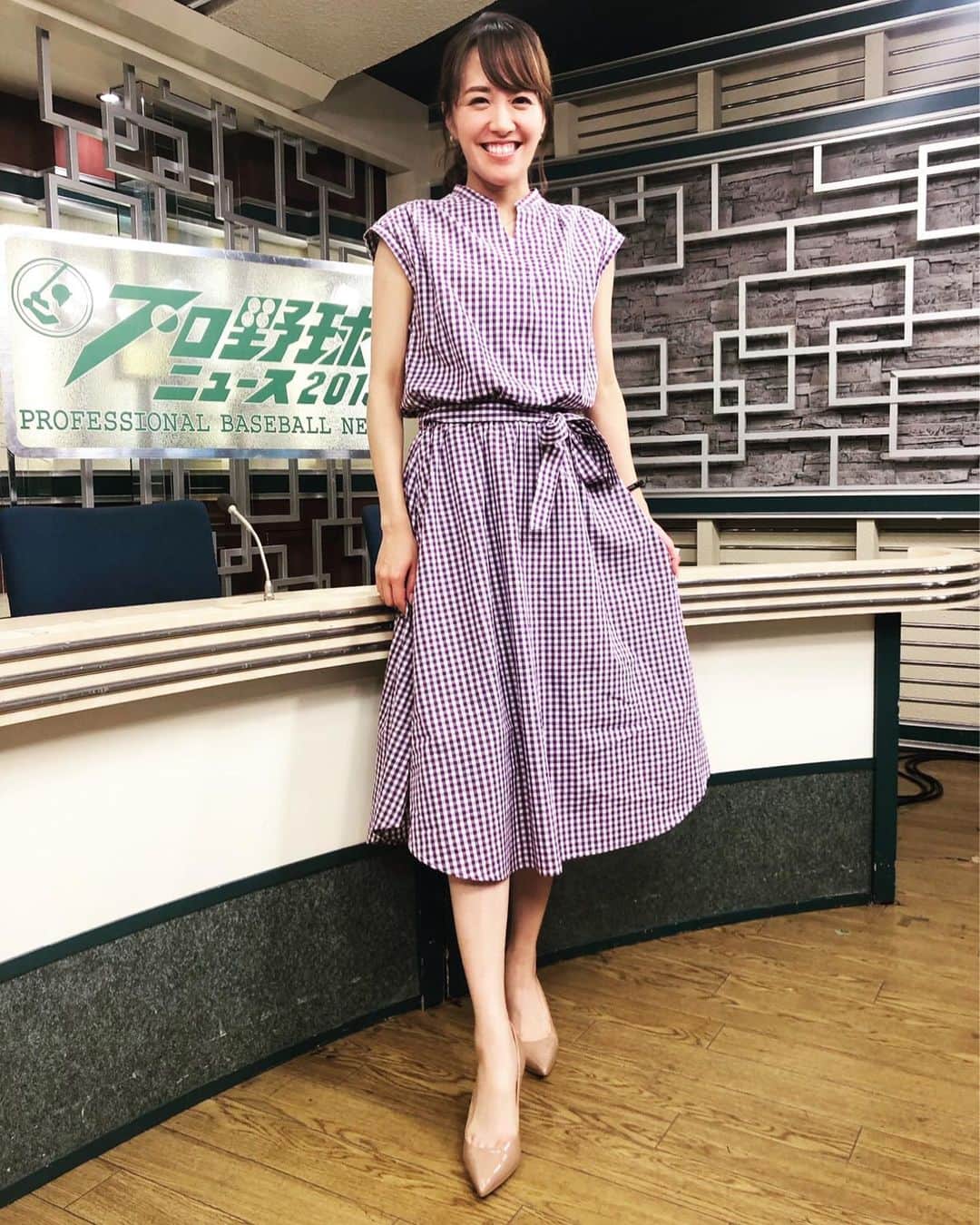 のインスタグラム：「. 昨日の衣装です👗 ディレクターさんが 笑わせてくるので 目がなくなりました☺️笑 #プロ野球ニュース #プロ野球 #後半戦 #衣装 #アナウンサー」