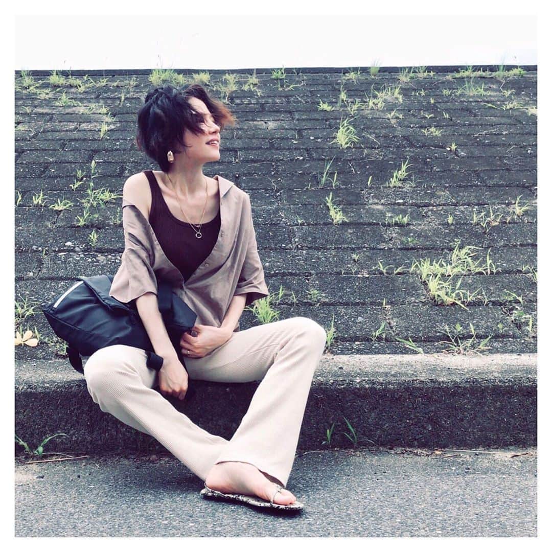 高木美知瑠のインスタグラム：「. 𝚖𝚘𝚖  𝚌𝚘𝚍𝚎  𓊗ⴾ . このパンツ履いて 骨盤が想像以上に広いのに気づいた 𓅼.。 腹直筋離開もどーにかしたいし𓂅 どーしたらえんやろ𓂃( ⍨ )ˀ̣ˀ̣ #japan#fashion#code#coordinate#ootd#outfit#style#mother#momfashion#mamacode#ママコーデ#ママファッション#ファッション#服#私服#コーデ そして何故か3日で1kg増えた 𓏲𓍢𓃟 どーしたもんかね( ⍢ ) #sweet #スウィートインスタ」
