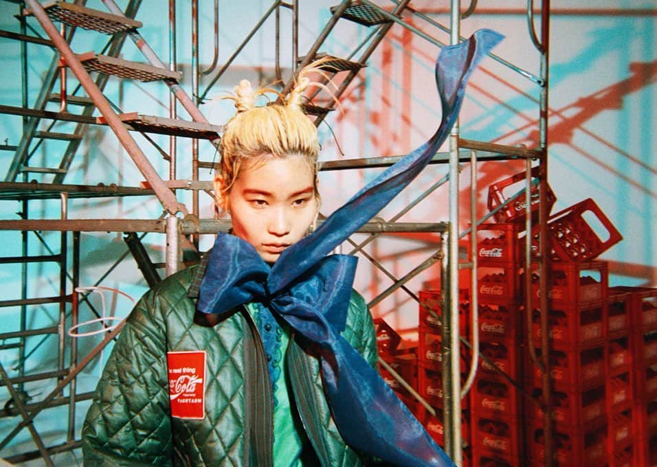 奥山由之さんのインスタグラム写真 - (奥山由之Instagram)「@cocacola × @facetasmtokyo Photo: @yoshiyukiokuyama Lighting : HIGASIX（Whitney） Art department : Chihiro Matsumoto (R.mond)  Models : @shuntaroyanagi  @nico.ando.official @yuko_nagata_ Stylist : @sh0tar0y  Hair&Make-up :  @shinyakawamurashinyakawamura  Editor : @sakikofukuhara Producer : @toshiko」7月17日 12時16分 - yoshiyukiokuyama