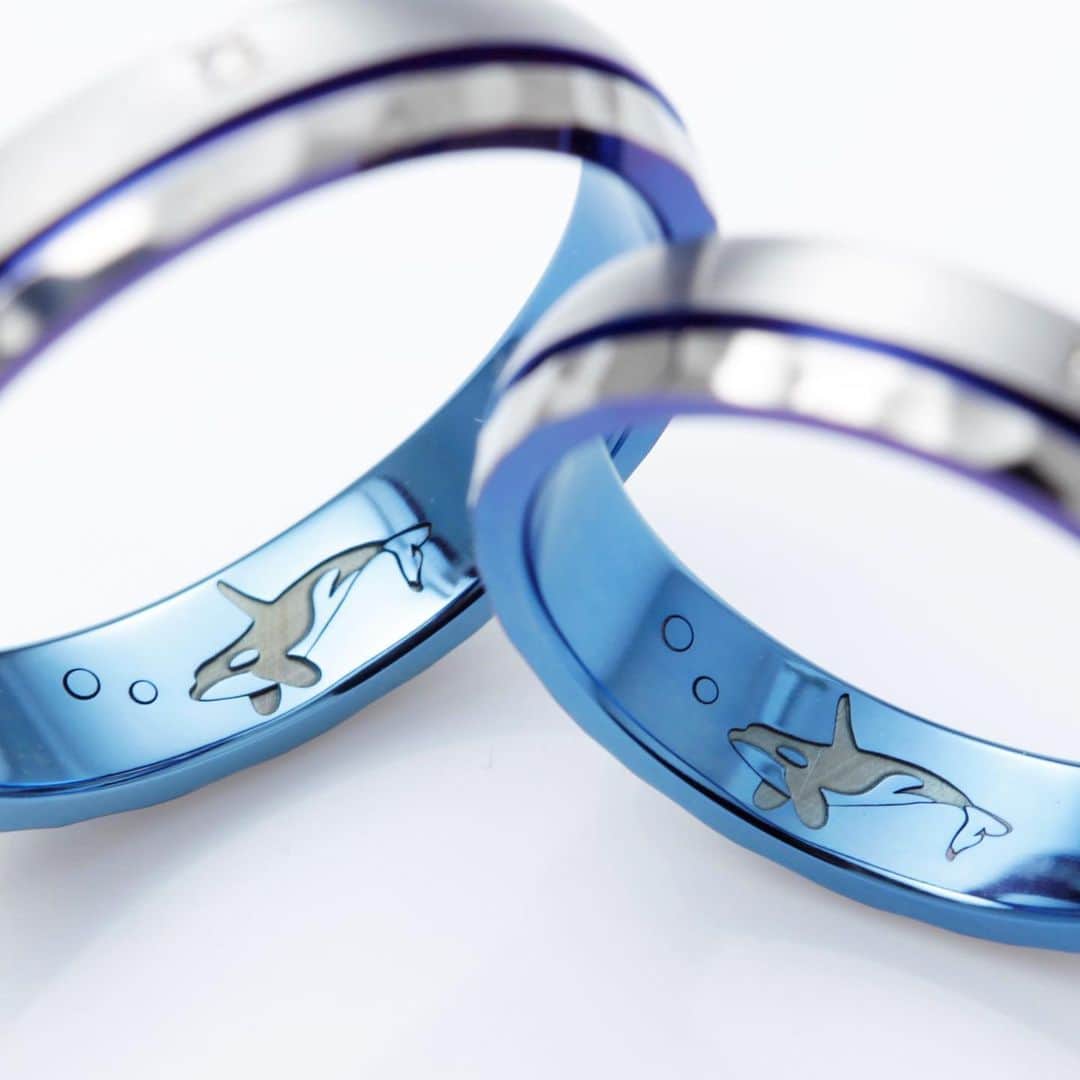 SORA ≪SORA表参道の公式アカウント≫さんのインスタグラム写真 - (SORA ≪SORA表参道の公式アカウント≫Instagram)「. ふたりが大好きな #シャチ を刻印しました＊* 青い発色を施して、まるで海の中を泳いでいるかのような指輪に仕上げました。 . . . ぜひ『#結婚指輪sora 』のハッシュタグで SORAの写真を投稿してくださいね！ こちらのアカウントでリグラムさせていただきます♪ . #結婚指輪 #婚約指輪 #表参道 #金属アレルギー #金属アレルギー対応 #レアメタル #鍛造  #手作り #手作り指輪 #マリッジリング #エンゲージリング #ブライダル #ウェディング #プレ花嫁 #クリエィティブ #デザイン #個性的 #bridal #wedding #jewelry #ring #weddingring #creative #design #japaneseart #madeinjapan #killerwhale」7月17日 12時18分 - sora_omotesando