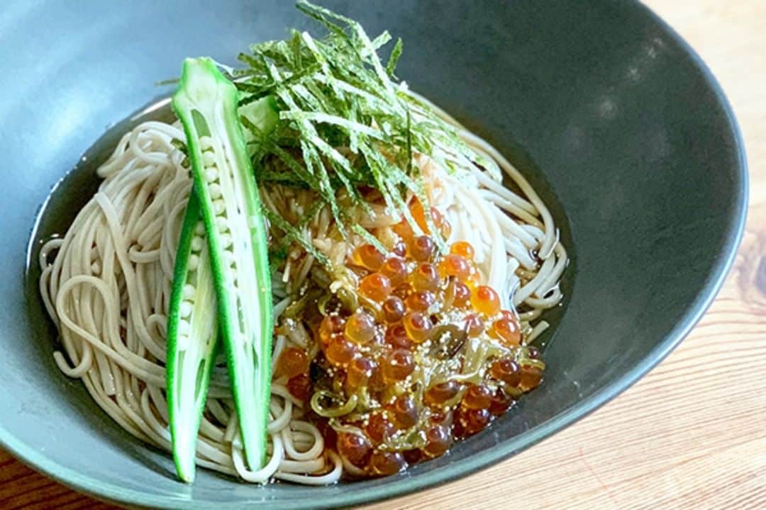 日本全国お取り寄せ手帖WEBさんのインスタグラム写真 - (日本全国お取り寄せ手帖WEBInstagram)「連載【クック井上。のお取り寄せで＼パパッと／時短レシピ！】 （地方には、超メジャーではないけど、美味しい食品＆調味料がたくさんある。アレンジがきくお取り寄せを上手く使えば、「作り置き」以上の「時短」ができるんじゃないかなぁ…） ということで、地方創生にも関わる料理芸人のクック井上。が、皆様に地方の素敵な食品＆調味料と、そのアレンジ方法をご紹介していく、当コラム。 今月のアレンジがきくお取り寄せはこちら！ 【中村家「三陸海宝漬」】 オンザライスで、全てを食べつくしたいとこですが、もし、あわびも食べつくして、めかぶといくらが残ったらこれ、やっちゃってください！ 【三陸海宝漬の冷やし蕎麦】 https://www.otoriyosetecho.jp/column/cookinoue/19991/ ※詳しくはプロフィール欄のURLから「日本全国お取り寄せ手帖WEB」で！▶ #お取り寄せ #お取り寄せ手帖 #クック井上。 #お取り寄せ #時短レシピ #岩手県 #岩手 #三陸海宝漬 #中村屋」7月17日 12時22分 - otoriyose_techo