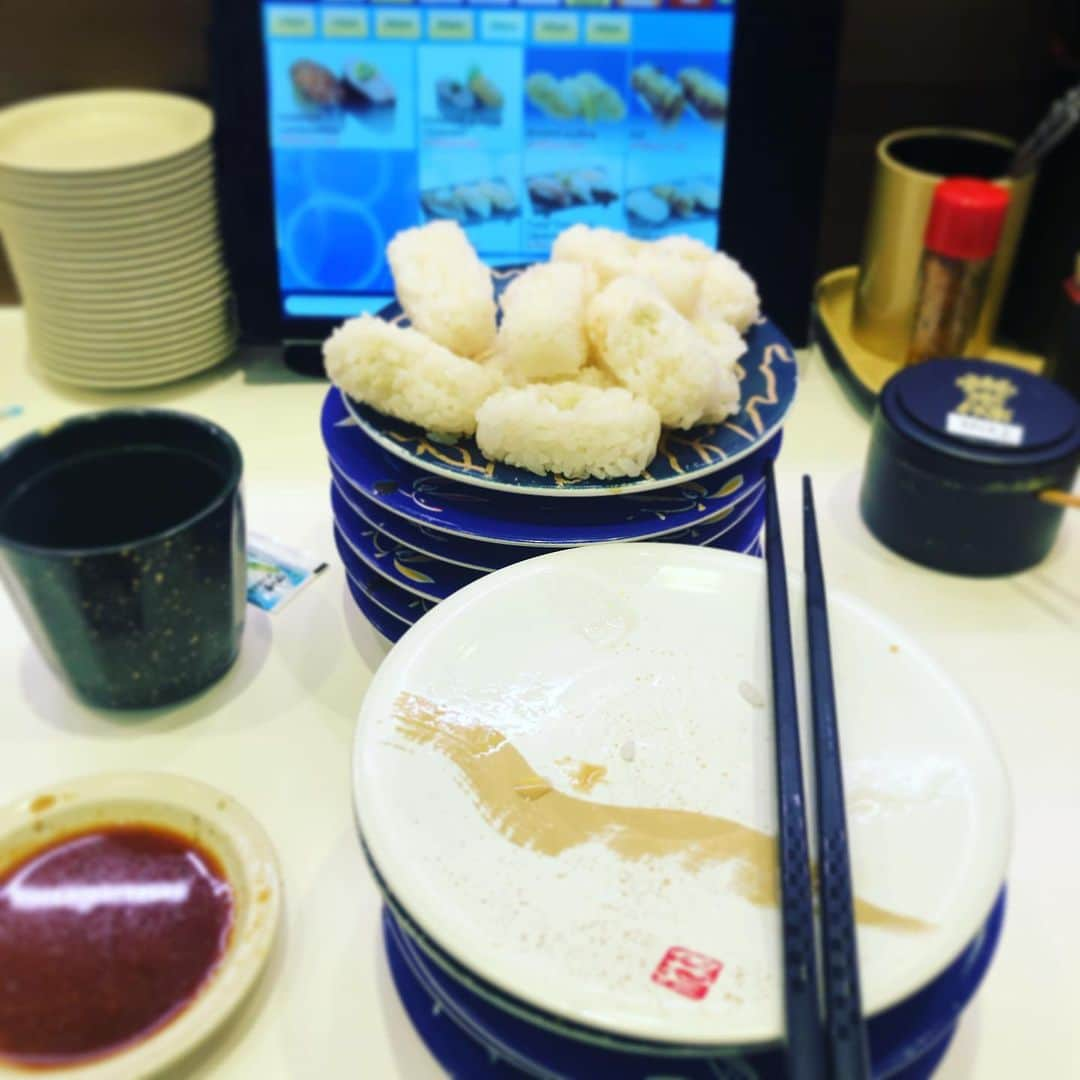 ランス・アーチャーさんのインスタグラム写真 - (ランス・アーチャーInstagram)「Lil Sushi lunch! Yum.」7月17日 12時32分 - lance_hoyt