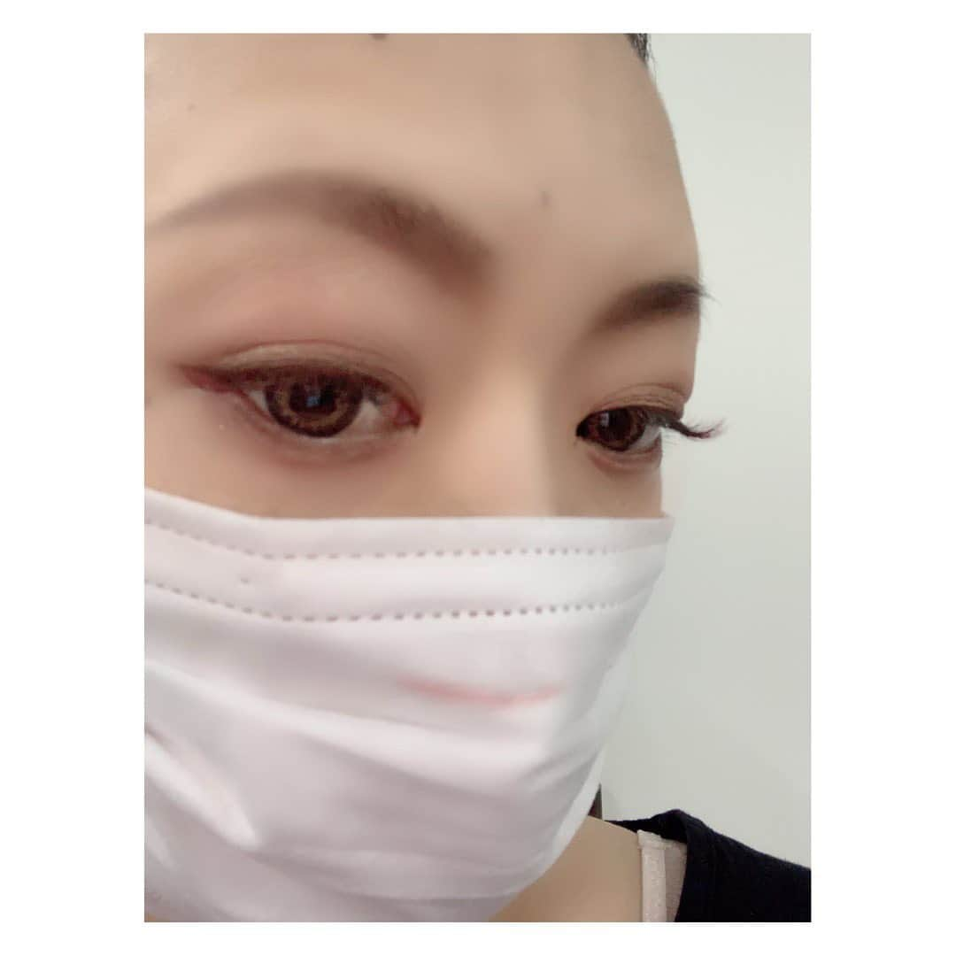 みかんさんのインスタグラム写真 - (みかんInstagram)「めちゃ可愛い💅 小森の純様にやって頂きました❤️ 2ヶ月かなりシンプルが続いたので今回は“なつぅ🏝”的な気分でおもいっきりチェンジ✨ 純ちゃんにみかんちゃんっぽいも言われましたw 私、基本原色好きだからね😏 純ちゃんとこはマツエクもしてるから、今回のマツエクは赤系のグラデーション入ってるやつにしてみたよ👀 わかるかな？ 最後、小森様もふざけてるのわかるかなぁ？ おふざけネイリストNo.1やな🤣 #New Nail #小森純 ちゃん #石川町 #もうすぐ移転予定 #マツエク #赤系グラデーション #Summer  Nail」7月17日 12時29分 - mikan02241984