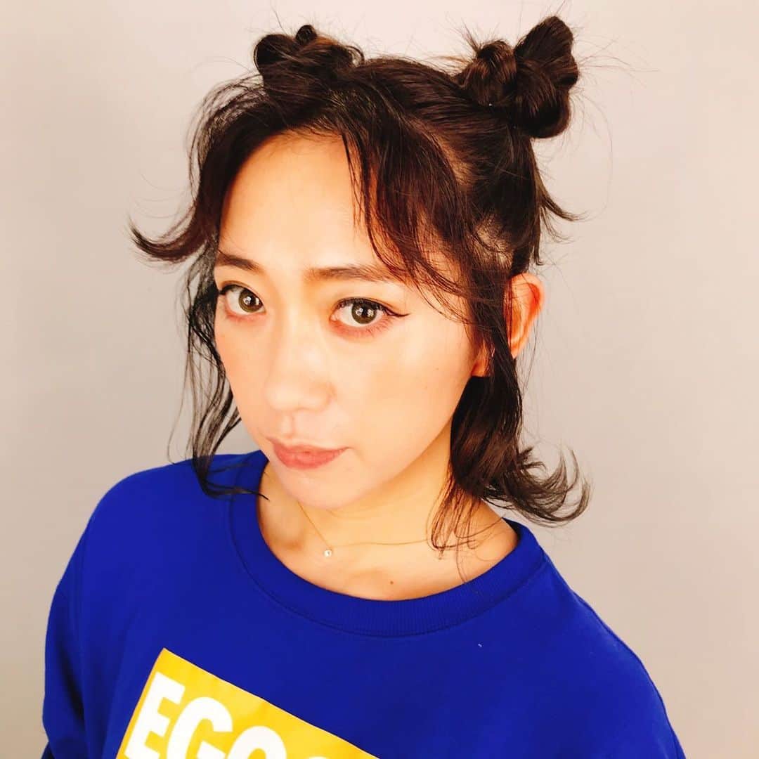 のインスタグラム：「@nobuhair さんにしてもらった#チュンリー ヘアーが可愛いすぎたぁ💕 オサレチュンリー🥢 ・ ・ そしてやっとセンター分けができるくらい前髪が伸びた！よく頑張った！w ・ ・ ・ #前髪伸ばし中 #album新宿店 #ヘアー #albumhair  #hairarrange #miaka」
