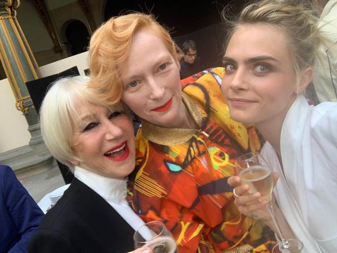 カーラ・デルヴィーニュのインスタグラム：「Just hanging with Tilda Swinton and Helen Mirren @chanel #tbt #casual」
