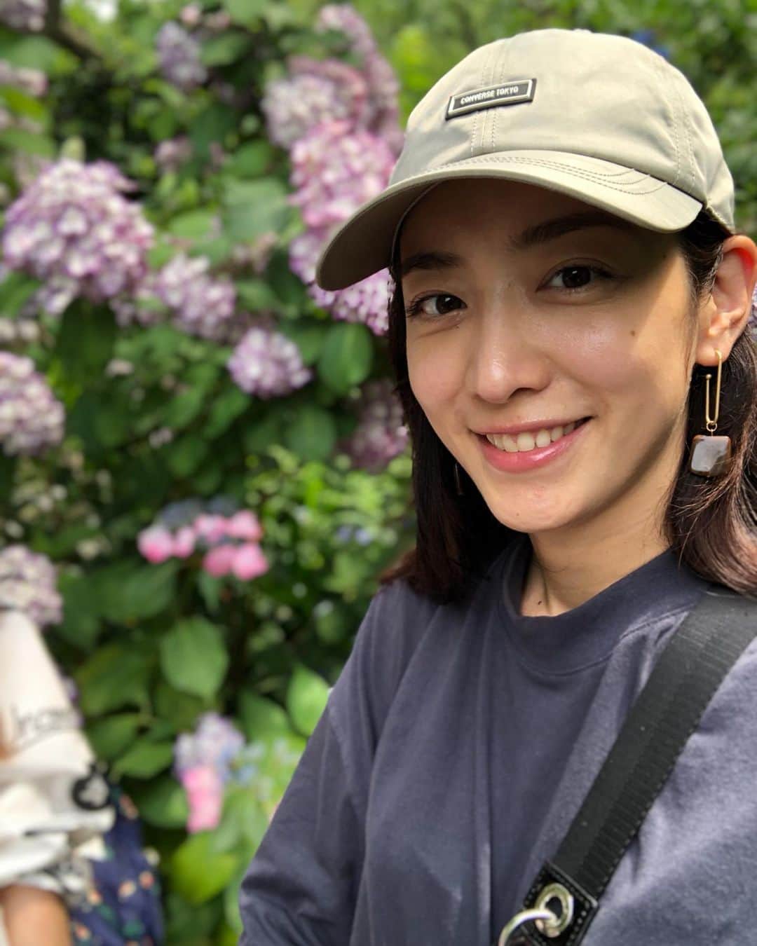 我謝レイラニのインスタグラム：「あれっ？！これ結構前のだけど載せ忘れてたらしい💧 北鎌倉まで #紫陽花 を見に行った時の写真だよ◡̈⃝︎ 雨にも降られず、むしろちょっと暑いくらいだったけど自然の中歩いてると気持ちよかったなぁ(*´︶`*) #梅雨の花 梅雨もあと少しでやっとあけるね〜早く夏よ来い！！」
