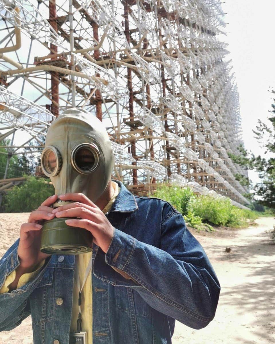 アイス・サランユーのインスタグラム：「Chernobyl Receiver (Duga3 aka russian woodpecker) แผงสกัดจับสัญญานป้องกันการลอบโจมตี ถูกทำขึ้นในยูเครน โดยสหภาพโซเวียต ยังไม่ทันได้ใช้งาน เชอโนบิลก็ระเบิดเสียก่อน (ยิ่งใหญ่ อลังการมาก ) Ps หน้ากากกันกัมมันตภาพรังสีสมัยอดีต เป็นของออริจินอล ที่วางขายในตลาดจองเก่า ที่พี่หมอในทริปซื้อมา ทางเราเอามายืมใส่ เสียวสันหลัง ในความขลังไม่น้อย😱 #icesarunyuaroundtheworld  #ukraine」