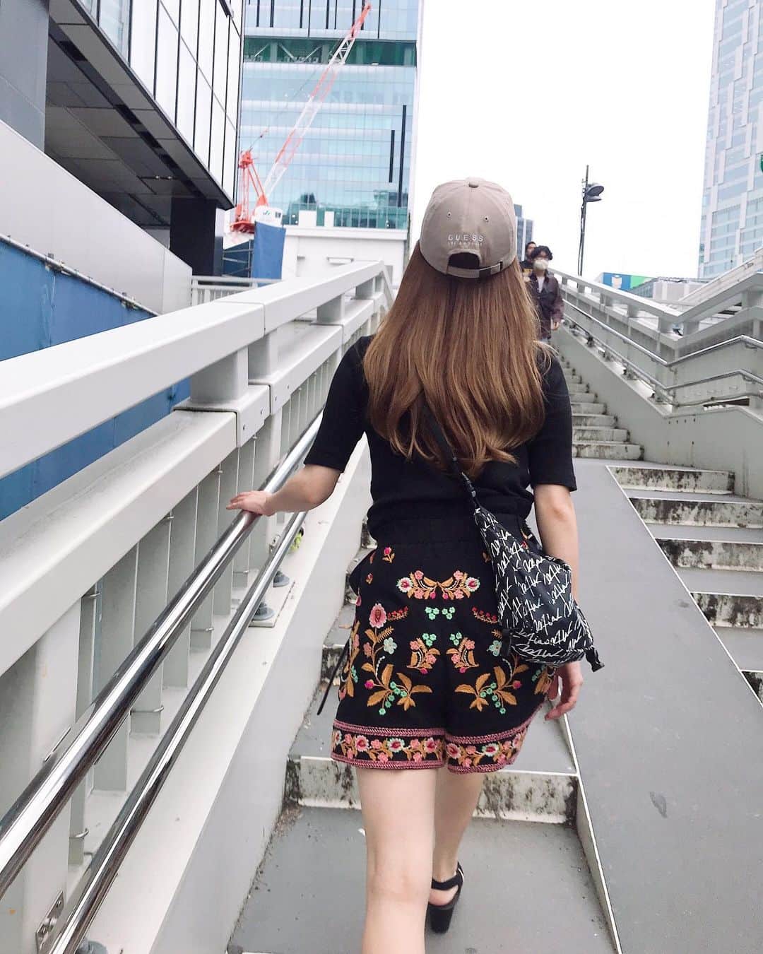 菜々香のインスタグラム：「WTWのポシェット！ めっちゃお気に入りやねん いいサイズで めっちゃ楽ちんやねん  ポシェット可愛いポシェット ポシェット最高ポシェット ポシェット集めるポシェット ポシェット大好きポシェット  あ！誰ですか！盗撮はいけません！  #歩道橋#盗撮シリーズ#盗撮だめぜったい#WTW#ポシェット#bag#ootd#fashion#coordinate#instafashion#guesscap#skirt#zara#散歩#渋谷#shibuya#instananaka#nanaka#菜々香」