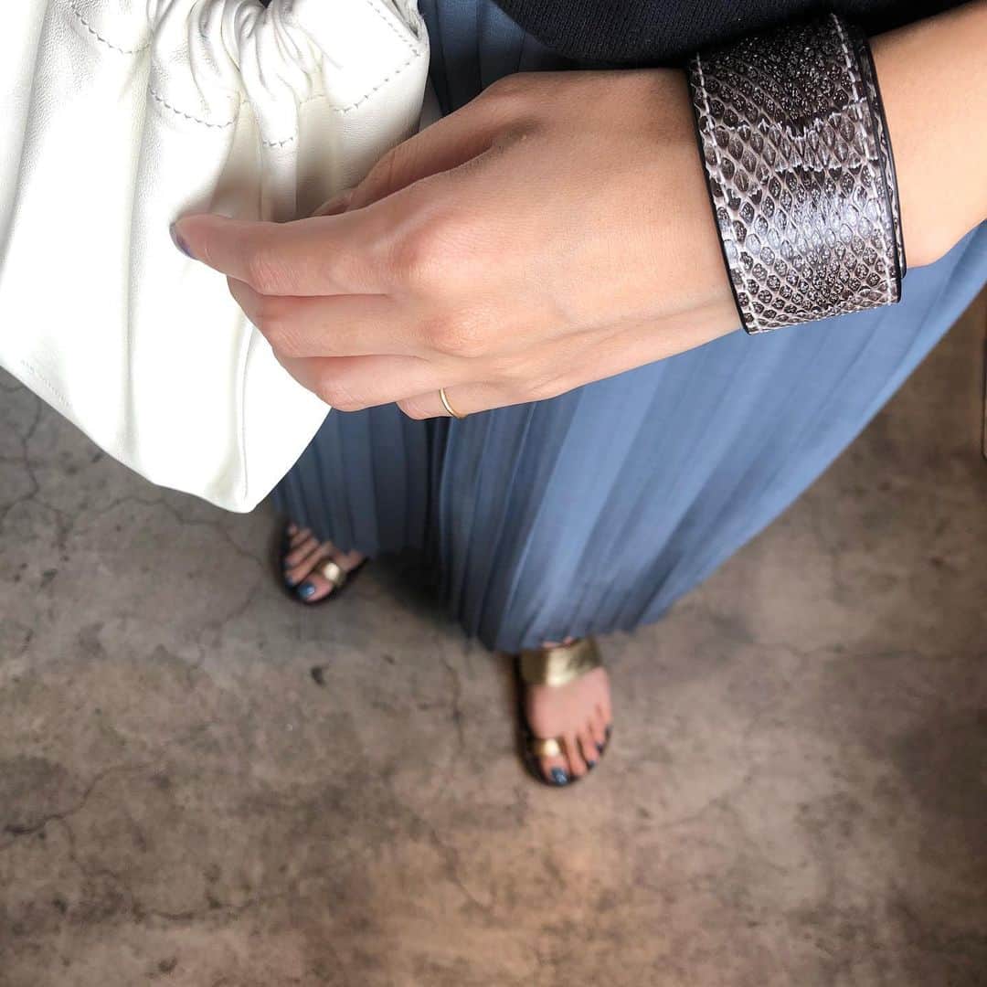 のインスタグラム：「親友がお誕生日にくれた @loewe のbangle🍃  ちぴありがとう💓 @chipichan.1215  これもまた大切にしたい。  気づいたらブルーのスカートとペディキュアがリンクしてて気持ち良い日だ💎  #loewe#jilsander#auralee#fashion」