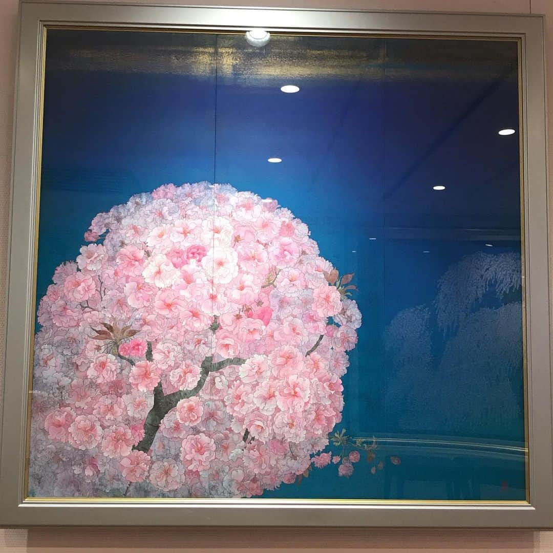 花野じゅりあさんのインスタグラム写真 - (花野じゅりあInstagram)「. 郷さくら美術館、続き。  岩絵具の質感と発色がなんとも言えません。  そして、タッチの繊細さや、空間に余白があるところが好き。  ガラスで反射してしまってますが、実物はもっと素敵でした。 . . . . . #郷さくら美術館 #日本画青蒼碧展 #実は #日本画好き #少し習ってました #またやりたいなぁ」7月17日 12時49分 - julia.hanano