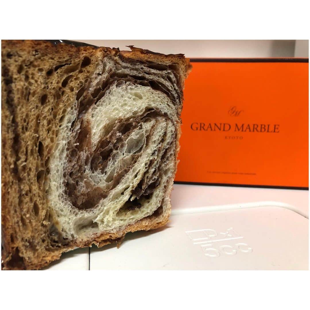 松本愛花のインスタグラム：「🍞 * * * * 京都に行くと必ず 買って帰る #grandmarbel 🍞🍞 * * 朝ごはんでここのパンが 出てきた日は絶好調です（笑） * * お土産としてもよく買うよ〜！ * * 他にもたくさんの味があって ベーコンチーズもこの時買ったよ！ * * * * #京都 #京都カフェ #京都カフェ巡り #パン #パン屋さん #デニッシュ #カフェ巡り #朝食パン  #朝食」