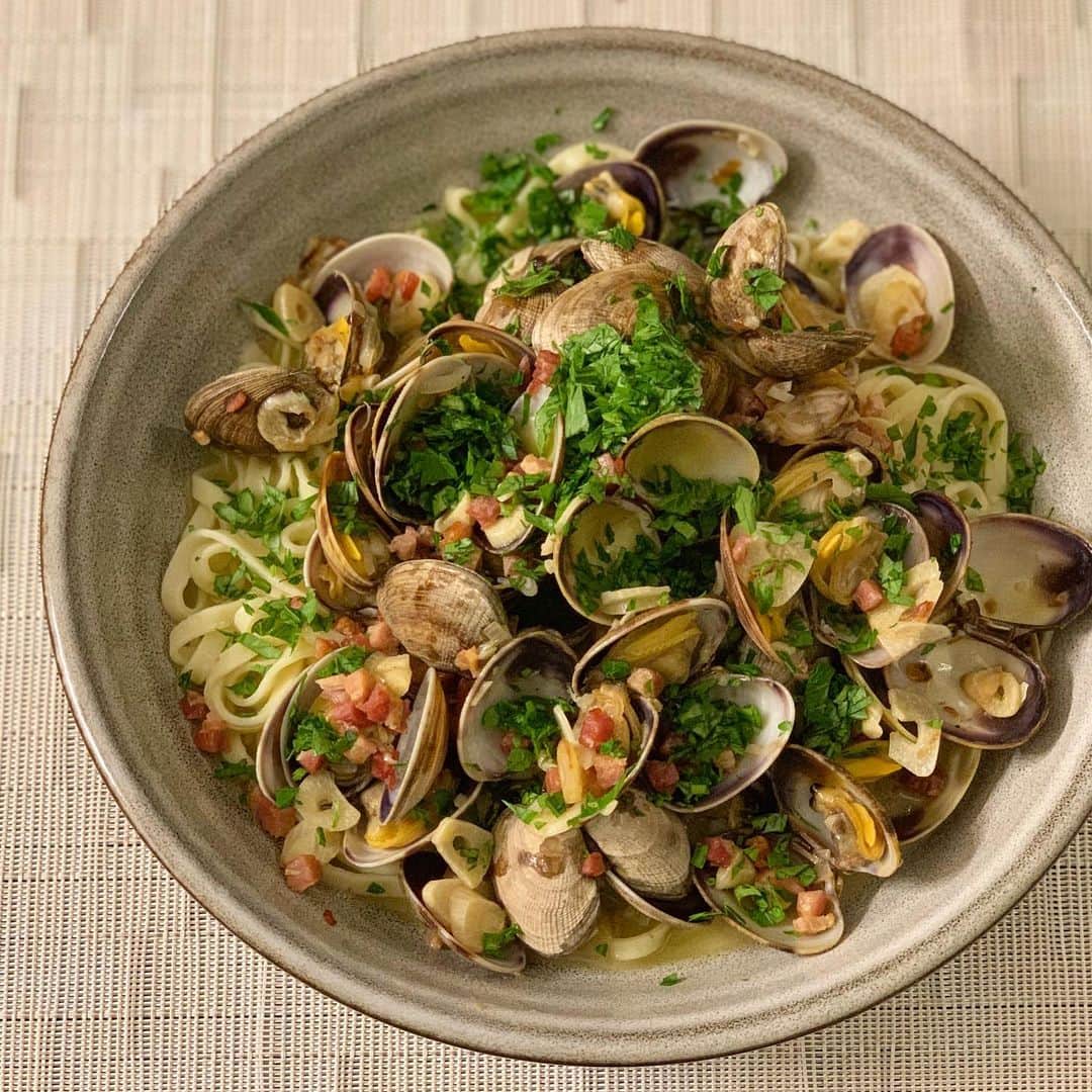 DOMINIQUE ANSEL BAKERYさんのインスタグラム写真 - (DOMINIQUE ANSEL BAKERYInstagram)「Linguine alle vongole - clams, pancetta, 10 cloves of garlic and Italian parsley. 15 minute home cooked dinner.」7月17日 12時54分 - dominiqueansel