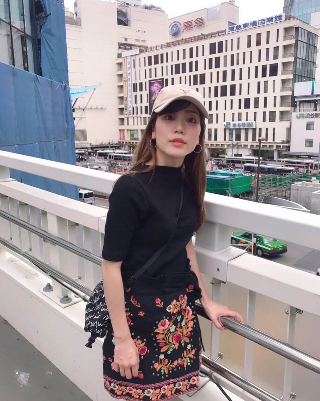 菜々香のインスタグラム：「渋谷です。 ここは渋谷ですっていう気持ちで 写真をとりました。  w … 久しぶりにきたら 色々工事して変わってたー。 なにができるんだろうね。🐣🐥🐣🐥🐣🐥 #shibuya#guesscap#bag#wtw#skirt#zara#fashion#ootd#instafashion#coordinate#instananaka#nanaka #渋谷#歩道橋#菜々香」