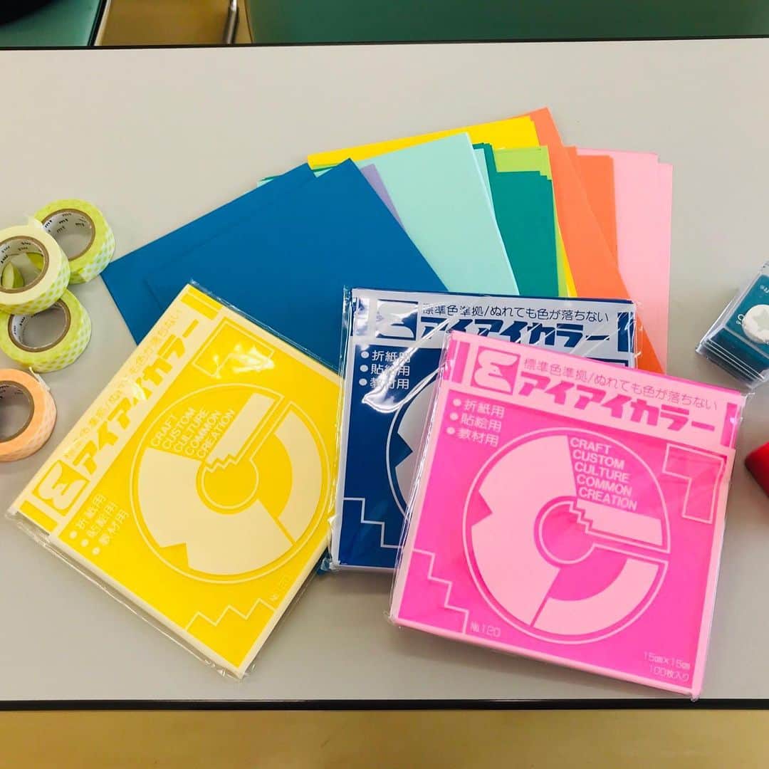 福岡女子短期大学さんのインスタグラム写真 - (福岡女子短期大学Instagram)「@fwjchild  先日、2年生の授業で切り紙によるグリーティングカード作りをしました。色画用紙、折り紙、ハサミ、ノリだけで簡単に作れます。7/20（日）のオープンキャンパスではこのカード作りも企画の一つです♪ . #福岡女子短期大学子ども学科 #福女短 #福岡女子短期大学 #子ども学科 #切り紙 #カード作り #太宰府 #短期大学 #保育実習 #あそび #おりがみ #折り紙アート #色紙 #保育士 #保育士の卵 #子どもの体育 #幼児教育 #保育士の卵 #幼稚園教諭 #幼稚園教諭の卵 #保育園実習 #保育士になりたい #保育学科 #保育士のたまご #大学生 #短大生 #未来の保育士 #福岡の女子短期大学 #女子大生 . ========[ 資料請求 ]======== ． 新しい福岡女子短期大学の資料請求（2020大学案内）を無料送付中です。本学ホームページからお気軽に申し込みください。 . 子ども学科/健康栄養学科 音楽科/文化教養学科 ． 福岡女子短期大学 住所：‪‪‪福岡県太宰府市五条四丁目16番1号‬‬‬ tel：‪‪‪092-922-4034‬‬‬（代表） . ====== ====== ======」7月17日 13時01分 - fukuoka_wjc