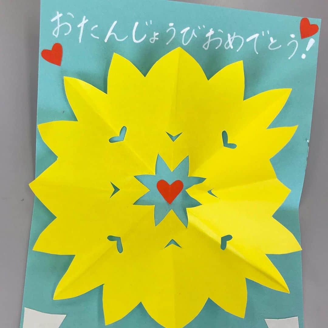 福岡女子短期大学さんのインスタグラム写真 - (福岡女子短期大学Instagram)「@fwjchild  先日、2年生の授業で切り紙によるグリーティングカード作りをしました。色画用紙、折り紙、ハサミ、ノリだけで簡単に作れます。7/20（日）のオープンキャンパスではこのカード作りも企画の一つです♪ . #福岡女子短期大学子ども学科 #福女短 #福岡女子短期大学 #子ども学科 #切り紙 #カード作り #太宰府 #短期大学 #保育実習 #あそび #おりがみ #折り紙アート #色紙 #保育士 #保育士の卵 #子どもの体育 #幼児教育 #保育士の卵 #幼稚園教諭 #幼稚園教諭の卵 #保育園実習 #保育士になりたい #保育学科 #保育士のたまご #大学生 #短大生 #未来の保育士 #福岡の女子短期大学 #女子大生 . ========[ 資料請求 ]======== ． 新しい福岡女子短期大学の資料請求（2020大学案内）を無料送付中です。本学ホームページからお気軽に申し込みください。 . 子ども学科/健康栄養学科 音楽科/文化教養学科 ． 福岡女子短期大学 住所：‪‪‪福岡県太宰府市五条四丁目16番1号‬‬‬ tel：‪‪‪092-922-4034‬‬‬（代表） . ====== ====== ======」7月17日 13時01分 - fukuoka_wjc