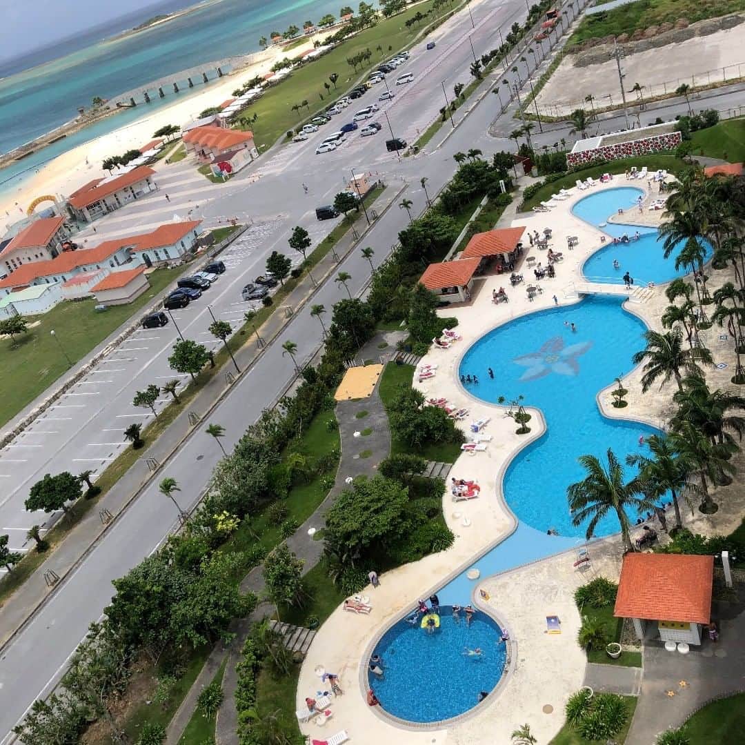 サザンビーチホテル＆リゾート沖縄さんのインスタグラム写真 - (サザンビーチホテル＆リゾート沖縄Instagram)「… 風が強くなってきましたがホテルの目の前に広がる青い海🌴🌴🌴、ホテルのガーデンプールはキラキラ✨と輝いて気持ちよさそうです。 ． プールからビーチへはこんなにも近いですよ～😁 . #糸満贅沢リゾート #サザンビーチホテル #サザンビーチホテルアンドリゾート沖縄 #プール #ビーチ」7月17日 13時25分 - southernbeachokinawa