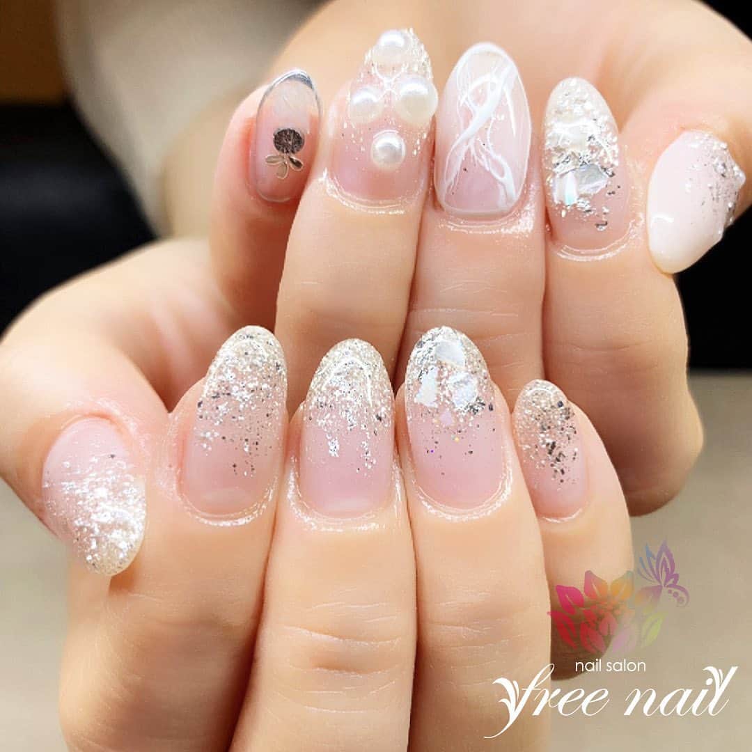 free nail フリーネイルのインスタグラム：「. お客様ネイル💅🏻🍍✨ . 人気デザイン👑 アシンメトリーネイル🐚✨ . 涼しげな透明感💠✨ . ご来店ありがとうございました🙇🏻‍♀️🙇🏻‍♀️🙇🏻‍♀️💗 . #ネイル #フリーネイル #ネイルアート #ジェルネイル #ネイルサロン #大阪ネイルサロン #ネイルデザイン #ネイルチェンジ #シェルネイル #ラメネイル #大理石ネイル #クリアネイル #透明感ネイル #ホワイトネイル #シルバーネイル #デザインネイル #シンプルネイル #トレンドネイル #大人ネイル #美爪ネイル #夏ネイル #美甲 #日式美甲 #summernails #nailsart #nailsalon #nailsdid #newnails #newnail #freenail」