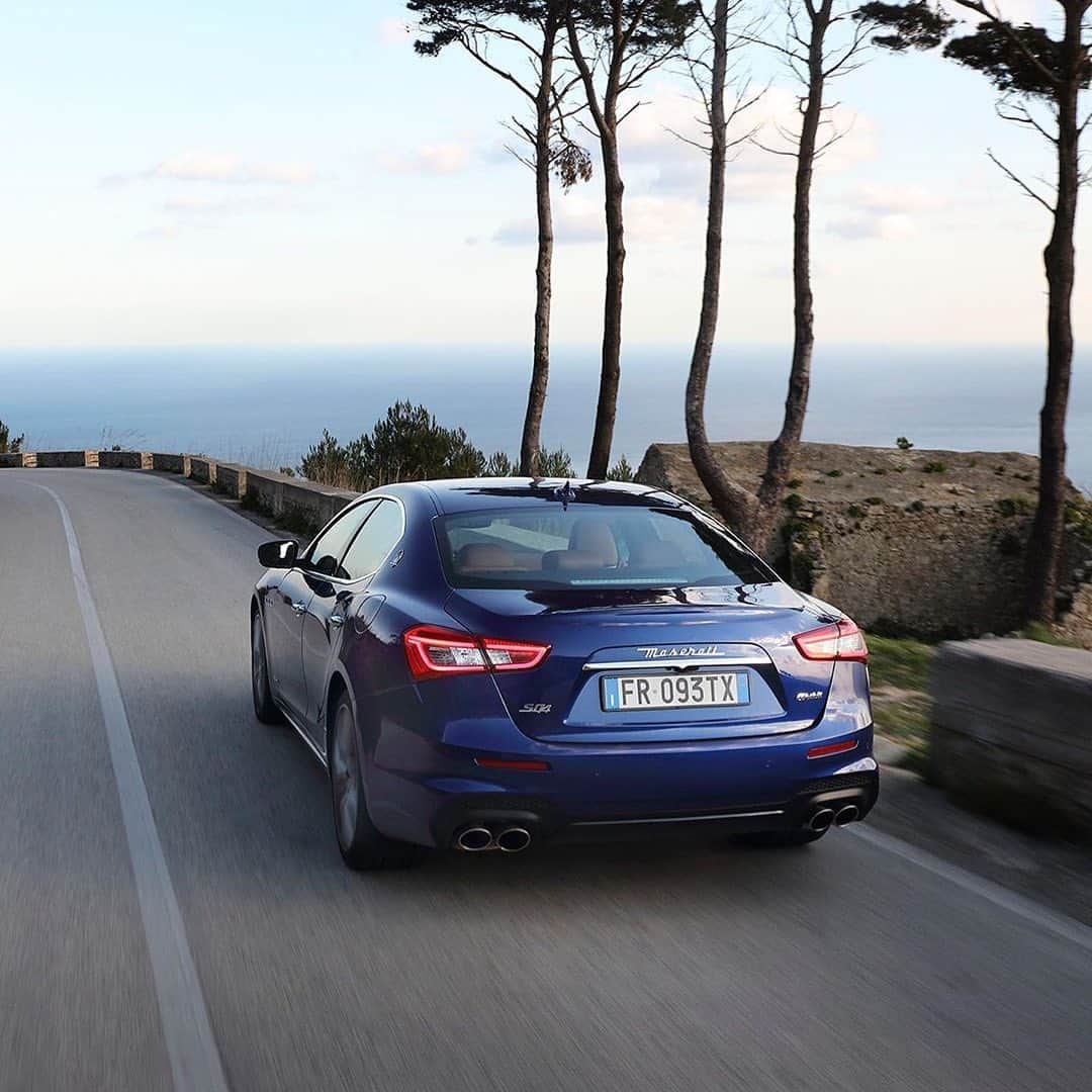Maserati Japan | マセラティ ジャパンのインスタグラム：「ギブリと共に、多忙な日常からエレガンスに満ちた非日常へ。エレガンスとスポーティさが融合したドライビングで、いつでも特別な時間に出発できます。 #Maserati #マセラティ  #MaseratiJapan #マセラティジャパン #Ghibli #ギブリ」