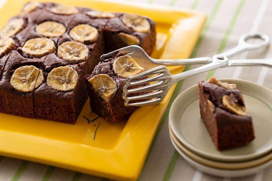 のインスタグラム：「バナナチョコブラウニー🍌🍫 . ホットケーキミックスで手軽なブラウニーを✨😆 . . ○材料（12人分🎉） ・バナナ 2本🍌 ・グラニュー糖 20ｇ ・卵 2個🐣 ・ピュアココア（ココアパウダー） 10ｇ ・ホットケーキミックス 70ｇ🍰 ・板チョコレート（ブラック） 100ｇ🍫 ・バター（塩分不使用） 40ｇ ・牛乳 大さじ2🐮 . ＊型は15㎝×15㎝角型 . . ○作り方🍴 . ①耐熱ボウルに板チョコと牛乳、バターを入れて湯煎にかけながら溶かす🍫 ホットケーキミックスとココアは合わせてふるっておく✨バナナは皮をむいて飾り用に7mm厚さで16枚の輪切りにする🍌 . ②ボウルに①のバナナの残りを入れてフォークでつぶす🍌 卵を割り入れてホイッパーで混ぜ、グラニュー糖を加えてよく混ぜる‼️滑らかに混ざったら①のチョコレート、ふるった粉の順に加え、そのつどサックリと混ぜ合わせる🙆 . ③クッキングシートを敷いた型に②を流し入れる✨表面を平らにしてバナナの輪切りをのせ、160℃に予熱しておいたオーブンで約30分焼く🍰 焼きあがったら型から出して網にのせしっかり冷まして、お好みの大きさにカットする🔪😆 . . . . #ドール #Dole #ブラウニー #チョコブラウニー #バナナチョコブラウニー #バナナ #チョコ #ケーキ #ホットケーキミックス #おうちカフェ #レシピ #デザート #banana #chocolate #brownie #HM #recipe #sweets #cake #instafood #cooking」