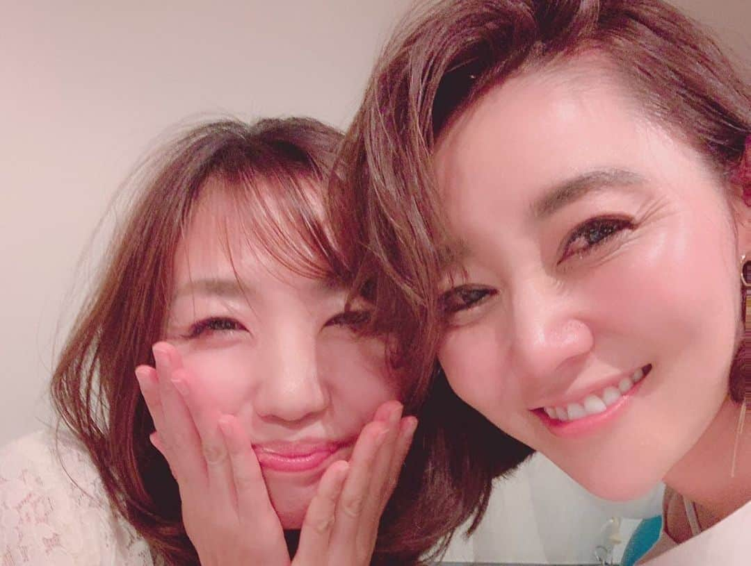 西畑亜美さんのインスタグラム写真 - (西畑亜美Instagram)「@yumicorebody  #yumicorebody  先日、ユミコアボディーのメンバーが全員集合！！ ゆみこ先生のbirthday partyが開催されました🎂✨ ゆみこ先生の笑顔が大好き❤️ 普段フリーヨガインストラクターとして【個】で活動している為、スタジオのインストラクターの方々とこうして集まったり、インストラクター全員でレッスンを悩んだり、相談したりする事が無い為、私にとっては特別なスタジオであり、特別な存在の方々です。 ゆみこさん、マネージャーのそっしーさんが素晴らしく、だからこそユミコアインストラクターやスタッフの皆んながこうして笑顔で楽しく働けるスタジオ。 ・ ヨガの知識しか無かった私が、ユミコアメゾットに出会い、身体の使い方や姿勢に関して考えるようになりました。 インストラクターの皆のスタイルが良すぎて劣等感、、、😂 では無くて、良い刺激をもらい自分自身の身体のケアや姿勢をもっと改善していこうと思わせてもらってます。 自分身体を理解して落とし込み、もっと心地よい身体に変えていきたい☺️ そしてユミコアメゾットを多くの方々に伝えていきたい❤️ 身体が変われば、マインドも変わり、人生が変わると思ってます。 気になる方は、会いに来てね☺️ インストラクターも募集中です❤️ 【六本木に3店舗目open！！ミッドタウン真隣です】 #感謝#インストラクター#ユミコア ボディー#骨盤底筋#筋膜リリース#六本木#麻布十番#女性#コンディショニング#しなやかな身体#軸#インナー#女性らしい身体作り#膣トレ#ホグッシー#ほぐし大切#口にクリームついてる#身体作り#ボディメイク#インストラクター#ヨガインストラクター#yogagirl#yogini#ヨガ講師」7月17日 13時21分 - amii0106