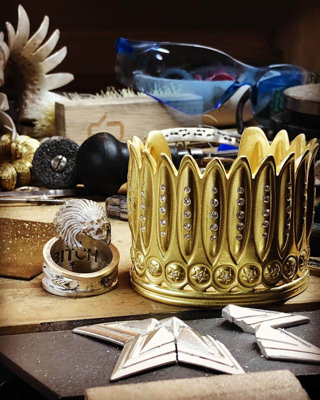 コディ サンダーソンのインスタグラム：「Bench full of projects. #18kt #diamonds #skull」