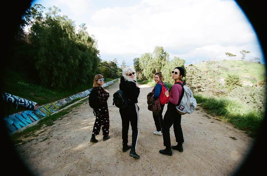 コートニー・バーネットのインスタグラム：「So excited for new @chazzybelt 💚💚💚💚 4th album coming out Sept 20 @milkrecords in AUS/NZ via @hardlyartrecords check out the first track Ann’s Jam XO」