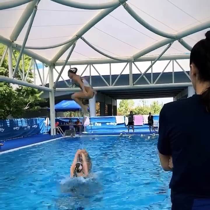 アンドレア・フエンテスのインスタグラム：「So proud to have the most difficult lift of the artistic swimming history. Believe me when I say this. I’ve tried lots and lots of difficult lifts in my life, tried lots of acrobatics from other countries just to analyze them when I was in the Spanish team as a swimmer, but no one has ever been so difficult. First time in history, and we had the courage to do it! This is the first step of a crazy idea, from @victorcanogym, 6 months ago, when we arrived to the US, and we are very happy that @usasynchront it’s the 1st brave team to do it. Thank you girls, for not saying NO when I told you which one was the plan. I knew one day it would work when those faces of “Is she talking for real?” Changed in 10 seconds for the “ok...let’s DO IT.” It was enough for me to keep trying and believe it will become a reality. Let’s see if we can make it like this in finals! Let’s go 🇺🇸🇺🇸🇺🇸!! (Sound on for the second video!) #fullout #Everythingornothing #showthemwhatcrazycando @gwangju.2019.official @fina1908」