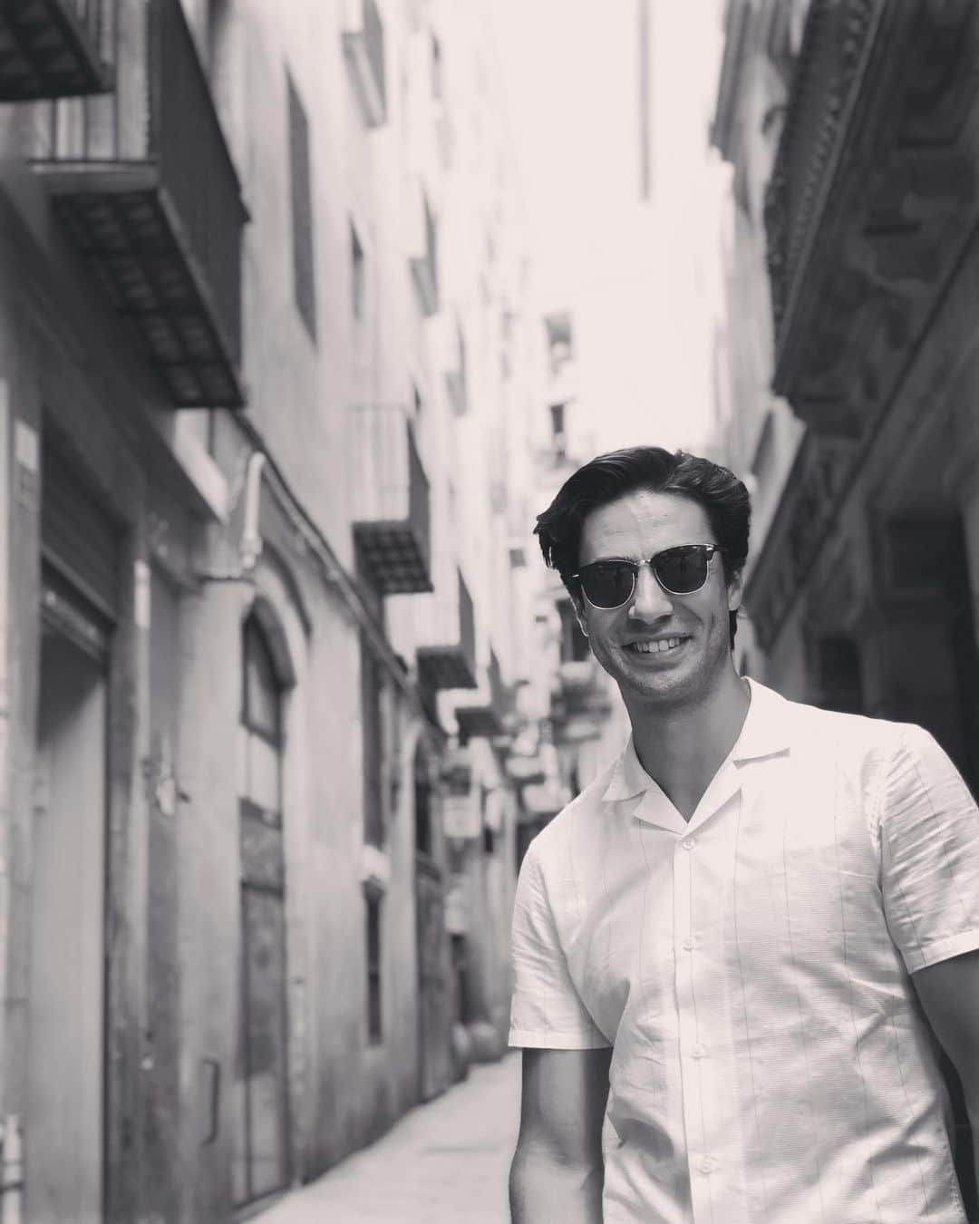 アンドリュー・ポジェさんのインスタグラム写真 - (アンドリュー・ポジェInstagram)「Getting lost is the best way of experiencing a city. Barcelona has beauty in even the most common of buildings and the food culture is unparalleled. Now I need to find more excuses to go back! 😉  #exploring#barcelona#travel#foodgasm#foodie#architecture」7月17日 13時37分 - apoje