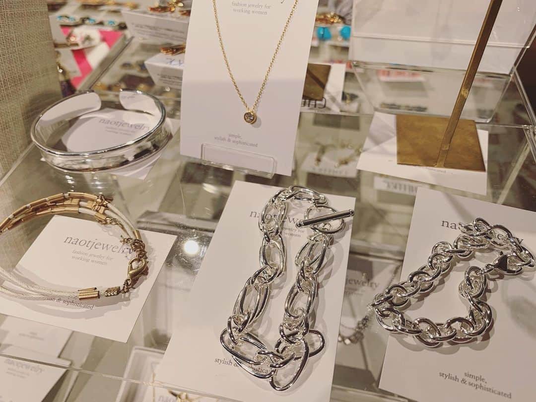 のインスタグラム：「【4階 タピエスタイルPOPUP SHOP】 ハンドメイドアクセサリーが大集結！心踊る約50ブランドの雑貨をご紹介しています。 vol.1は明日まで。19日からはまた商品が入れ替わります。 自分のお気に入りを探しに、ぜひ足をお運びください！  #枚方tsite #蔦屋書店 #タピエスタイル #ヒラカタコバコ #ハンドメイドアクセサリー」