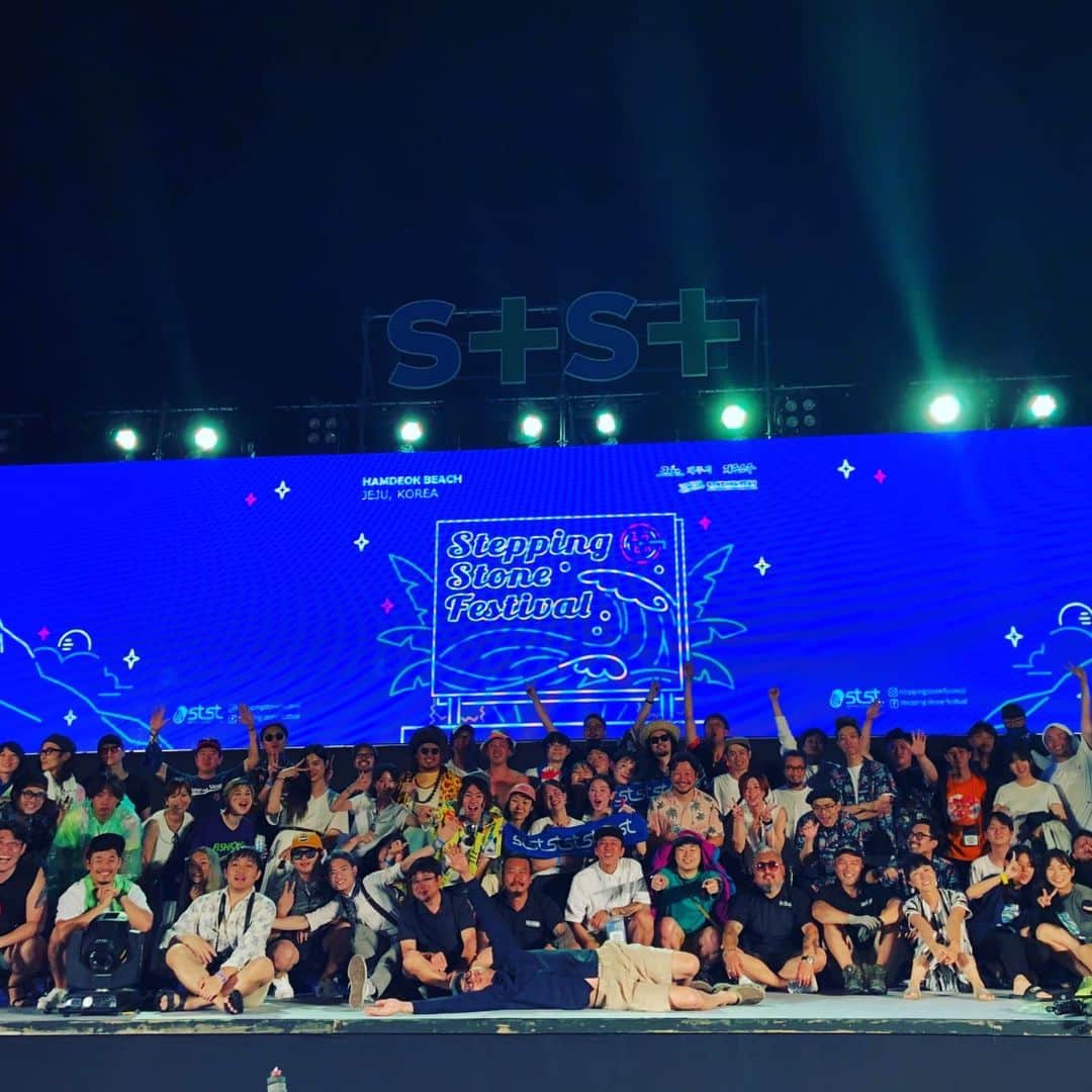 サイトウジュンさんのインスタグラム写真 - (サイトウジュンInstagram)「YOUR SONG IS GOOD "Stepping Stone Festival 2019" at Ham deok Beach, Jeju Island, Korea. Big! Big! 감사합니다!!!!!!!! 😎🤙⛱🌴💯- - 皆さん、本当にありがとうございました。韓国はチェジュ島のビーチでフリーで開催（今年で16回目！）、ユルさ、サイズ感、完璧なシチュエーションでの、最高のフェスティバル。韓国の皆さんとのバイブスの調整は、とても豊かな体験でした（２枚目の動画をチェック願います）。異常な盛り上がりの打ち上げで、早くも来年もやりましょうって話になりましたが、そりゃなるよってくらい面白かった（笑）。去年のソクチョのフェスも面白かったし、韓国への興味はつきません。本当にまた行きたいです。素晴らしいスタッフ、共演チーム（オレスカバンドもありがとうね！）に感謝。面白かったー！！ありがとうございましたー！！ #steppingstonefestival #yoursongisgood #バイ調 #いわゆる最高なヤツ #jeju #korea」7月17日 13時52分 - jxjxysig