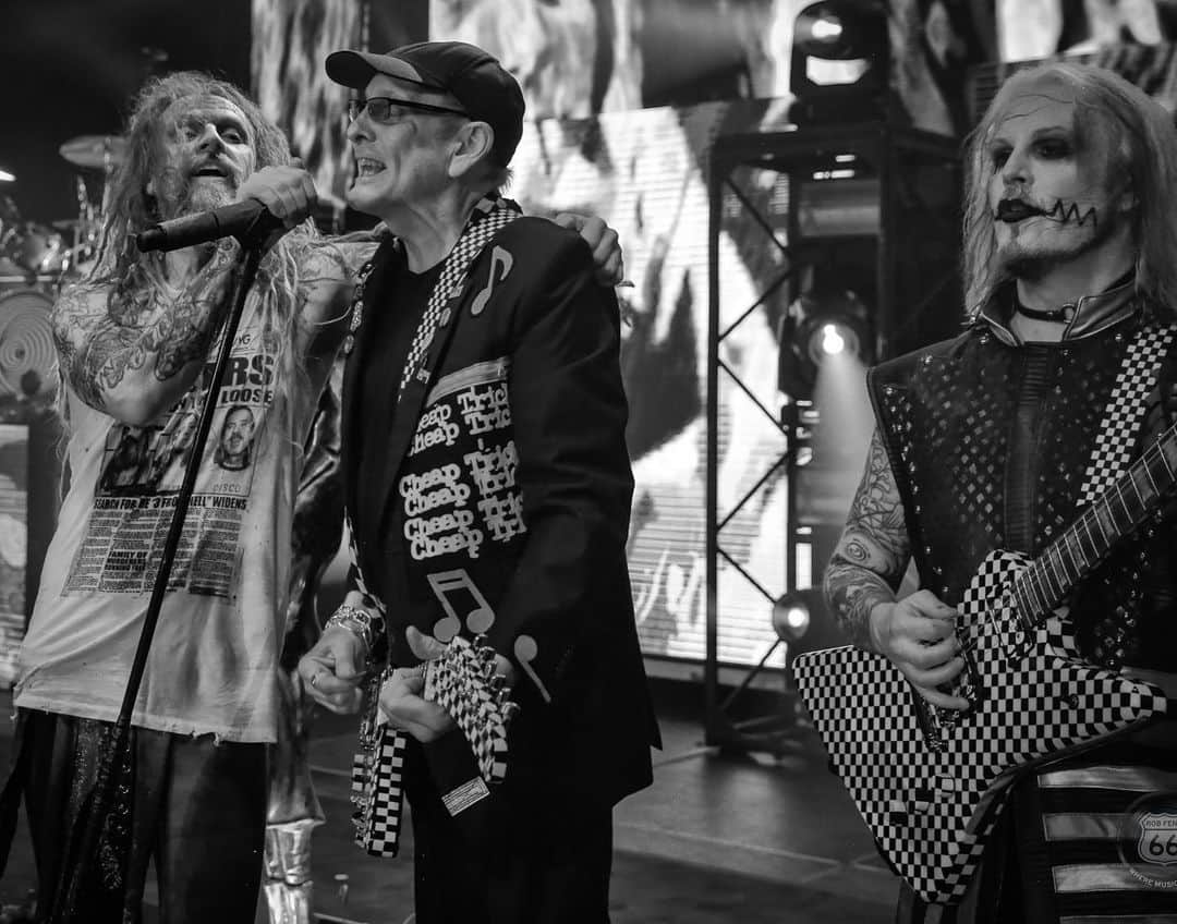 ロブ・ゾンビのインスタグラム：「Doing a little Helter Skelter tonight with Rick Nielsen in Rockford, Illinois ! Fucking love Cheap Trick! #robzombie #ricknielsen #cheaptrick #twinsofeviltour #johnfive #piggyd #gingerfish」