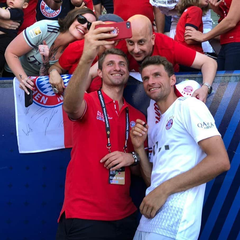 トーマス・ミュラーさんのインスタグラム写真 - (トーマス・ミュラーInstagram)「#esmuellert in L.A. 😀 Selfie with @fcbayern fans and my brother Simon 📸 #fcbayern #miasanmia #thomasmüller #audisummertour #losangeles」7月17日 13時49分 - esmuellert