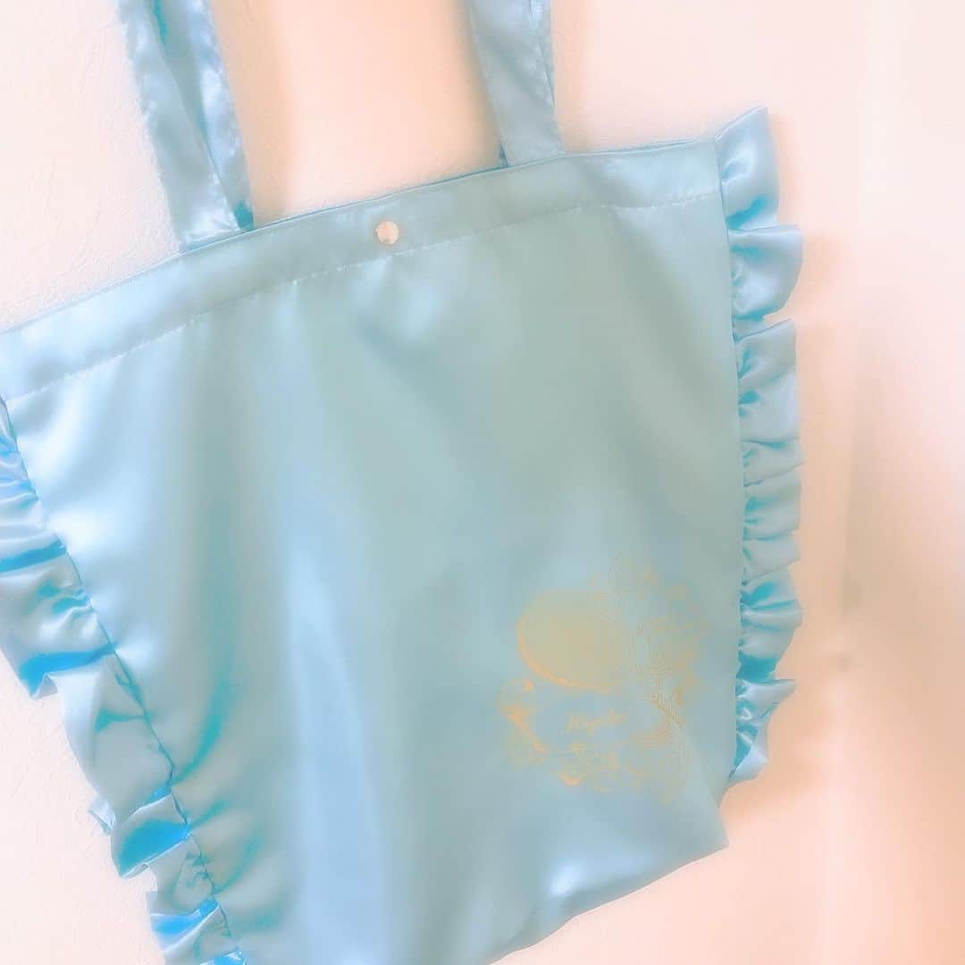 海月咲希のインスタグラム：「Newトートバッグ♡ これずっとほしかったやつ♪*ﾟ #トートバッグ #水色 #よくみたらテニプリ #勝つのは氷帝」